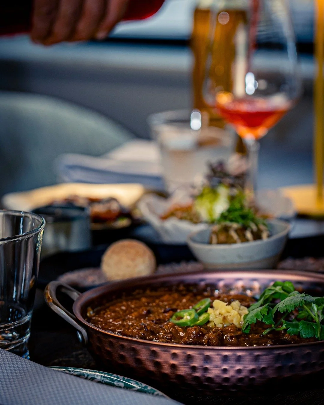 Our vegan tasting menu is build as a full Zahida experience on its own. 🌱 Layers of spice, smoke, texture and balance across every serving. Built with the same attention, depth and flavour as everything else leaving our kitchen.
A menu made for shar