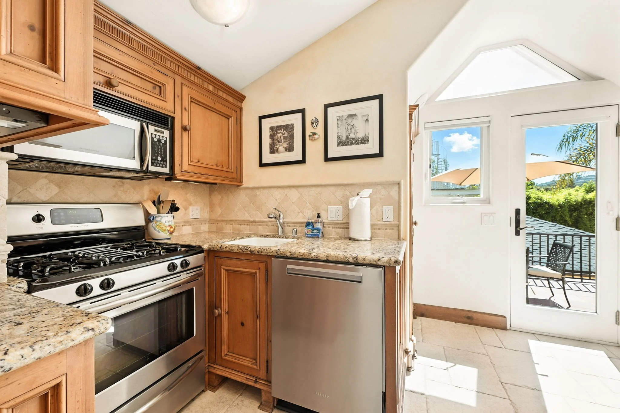 52-web-or-mls-201-bath-st.jpg