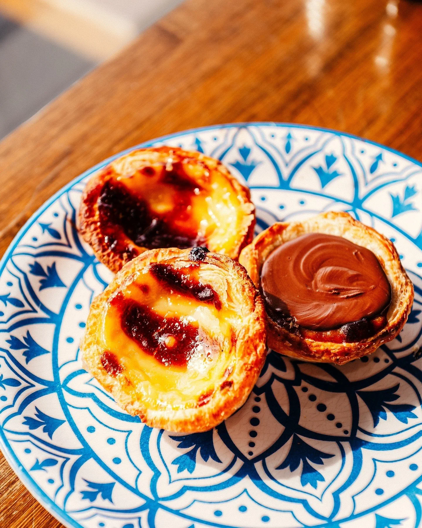 Past&eacute;is de nata dor&eacute;s, version avec chocolat pour les plus gourmands. 🤤🥧 #CasaSantosResto #Laval #Dessert #Portugal