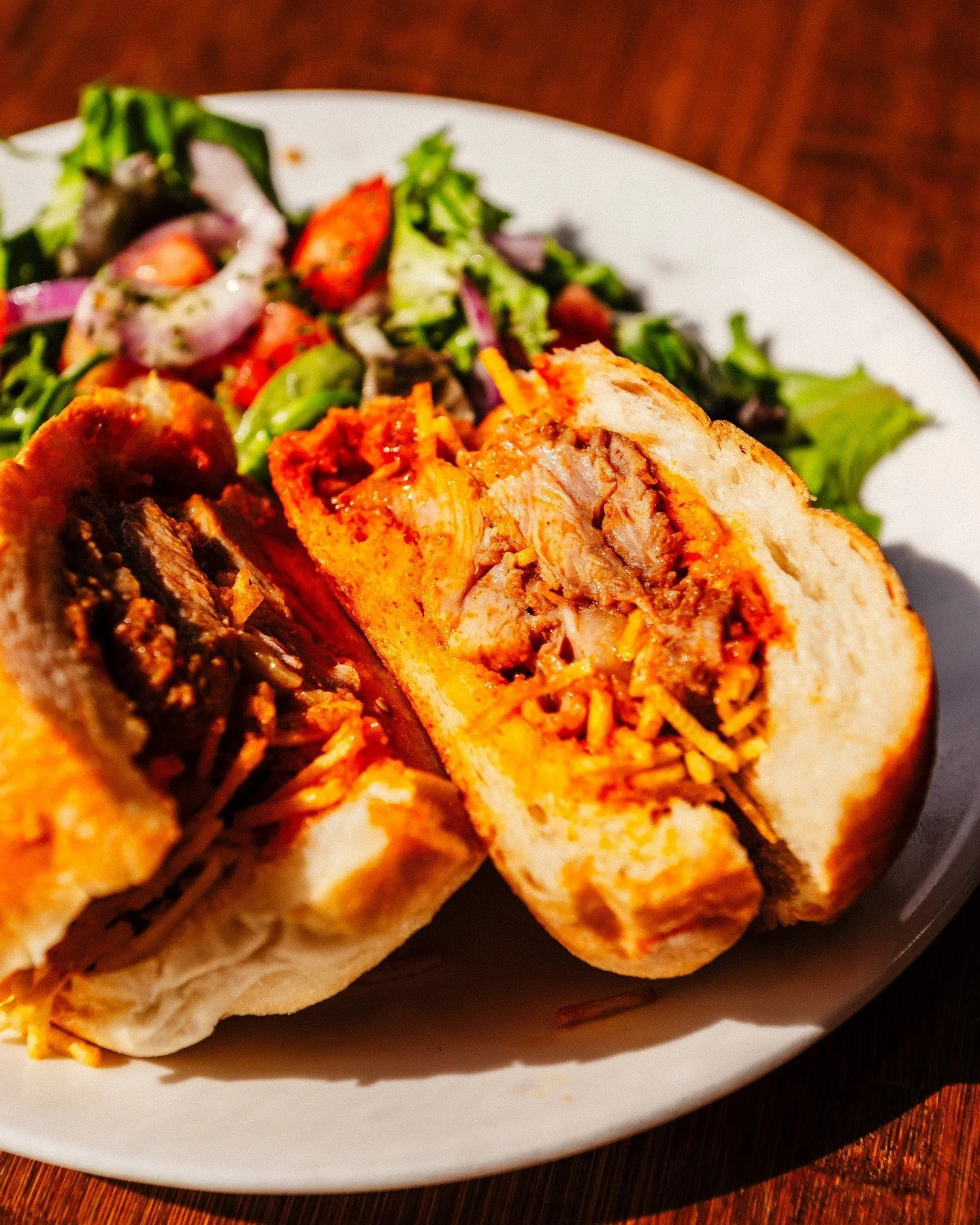 Bifana bien garnie avec pain bien moelleux. Le sandwich portugais qui fait du bien.  #CasaSantosResto #Laval #Portugal #Authentique