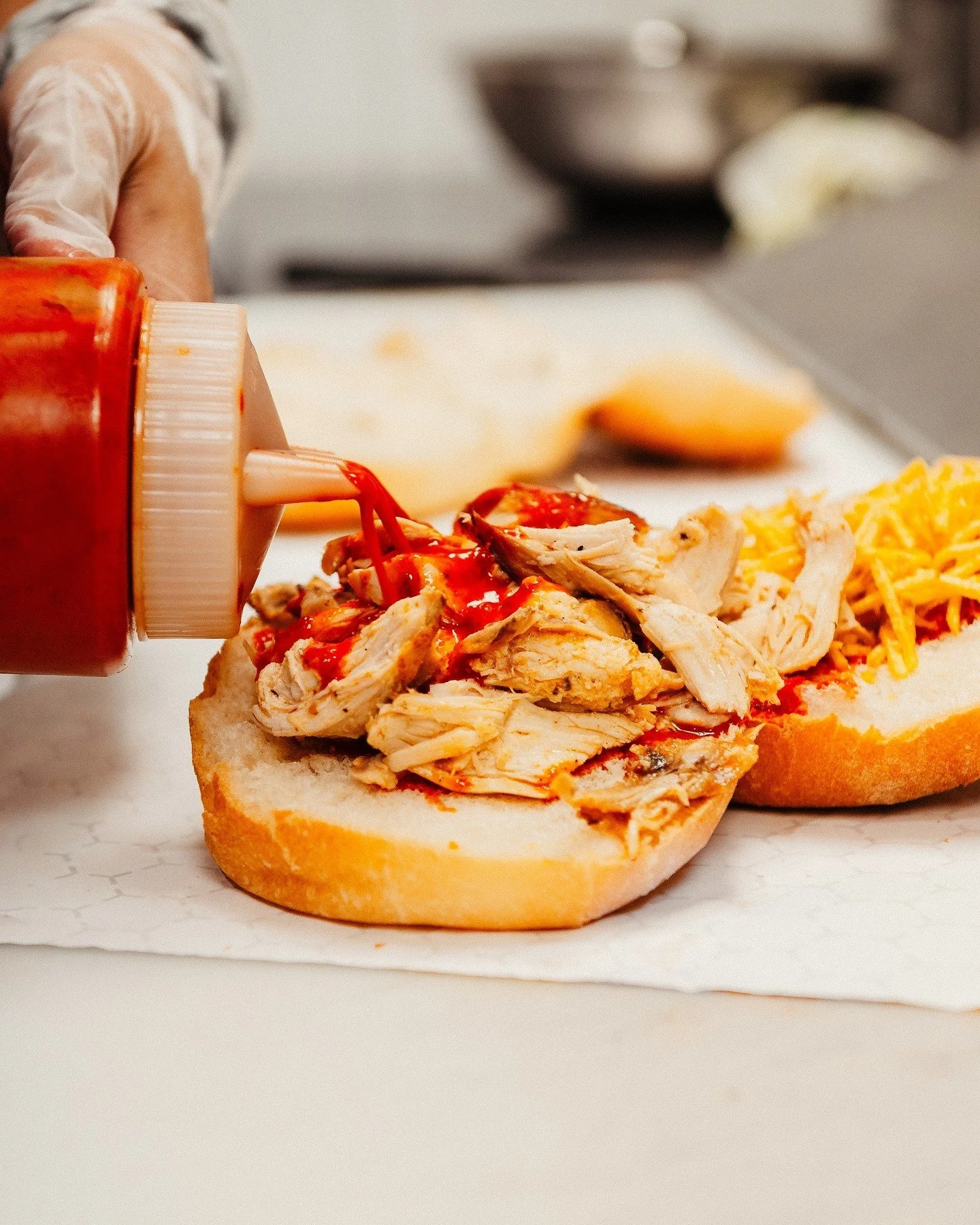 Montage en cours: poulet, sauce, fromage. Y'en a un.e qui va &ecirc;tre content.e 🤤 #CasaSantosResto #Laval #PouletPortugais #Authentique