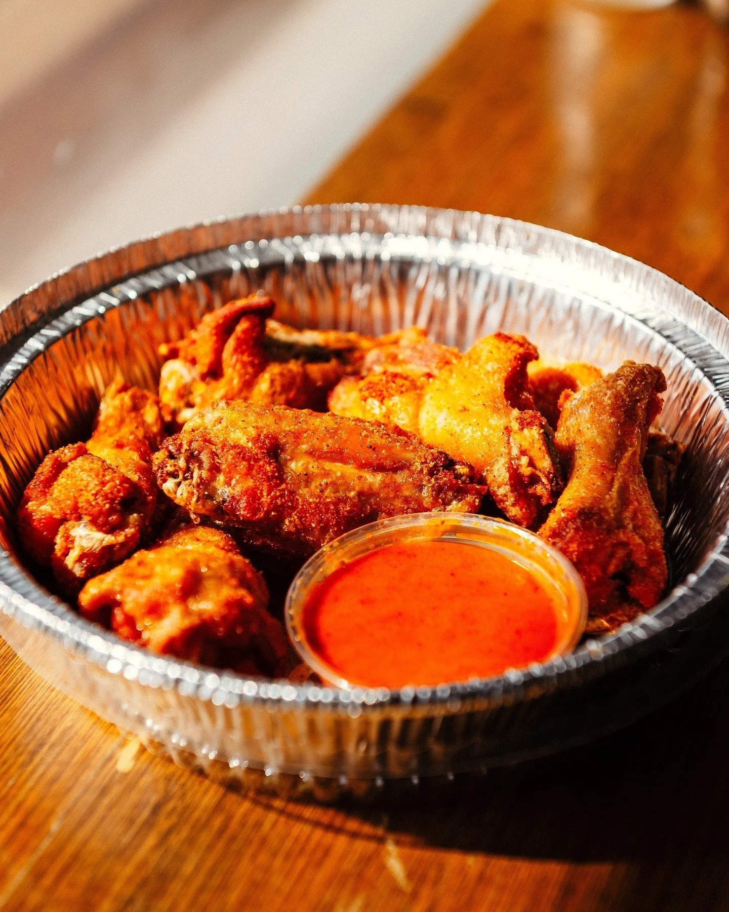 Nos ailes de poulet portugaises apportent toute la chaleur dont vous avez besoin en d&eacute;cembre! Chaque aile est marin&eacute;e avec notre recette familiale secr&egrave;te et grill&eacute;e &agrave; la perfection pour ce croustillant irr&eacute;s