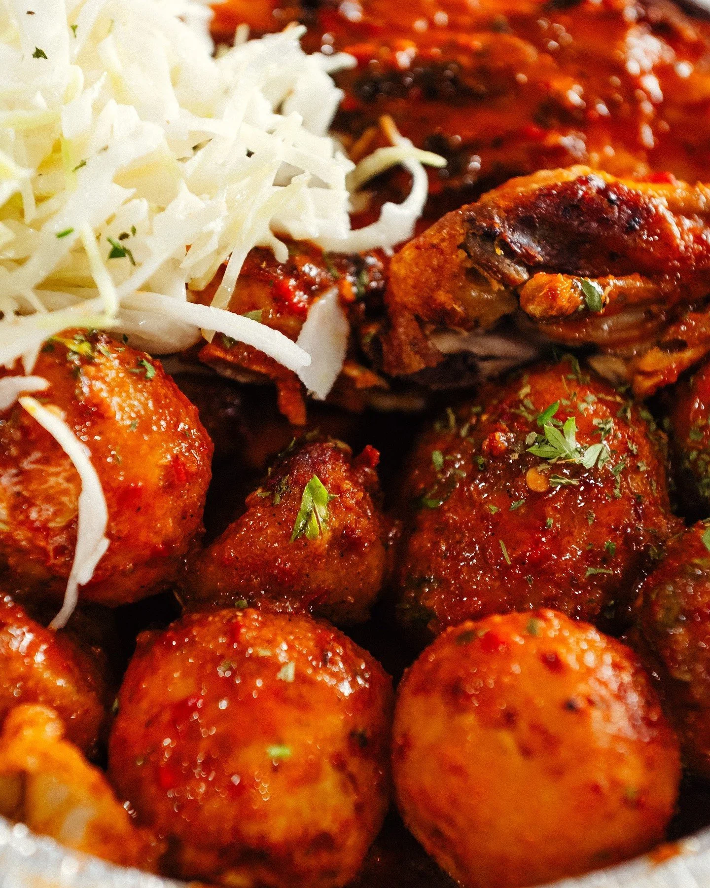 Nos alm&ocirc;ndegas sont d&eacute;licieuses! Ces boulettes traditionnelles mijot&eacute;es dans notre sauce maison apportent toute la chaleur de la cuisine familiale portugaise sur votre table. Ouvert 7 jours sur 7 pour vous servir! ❤️

#CasaSantos 