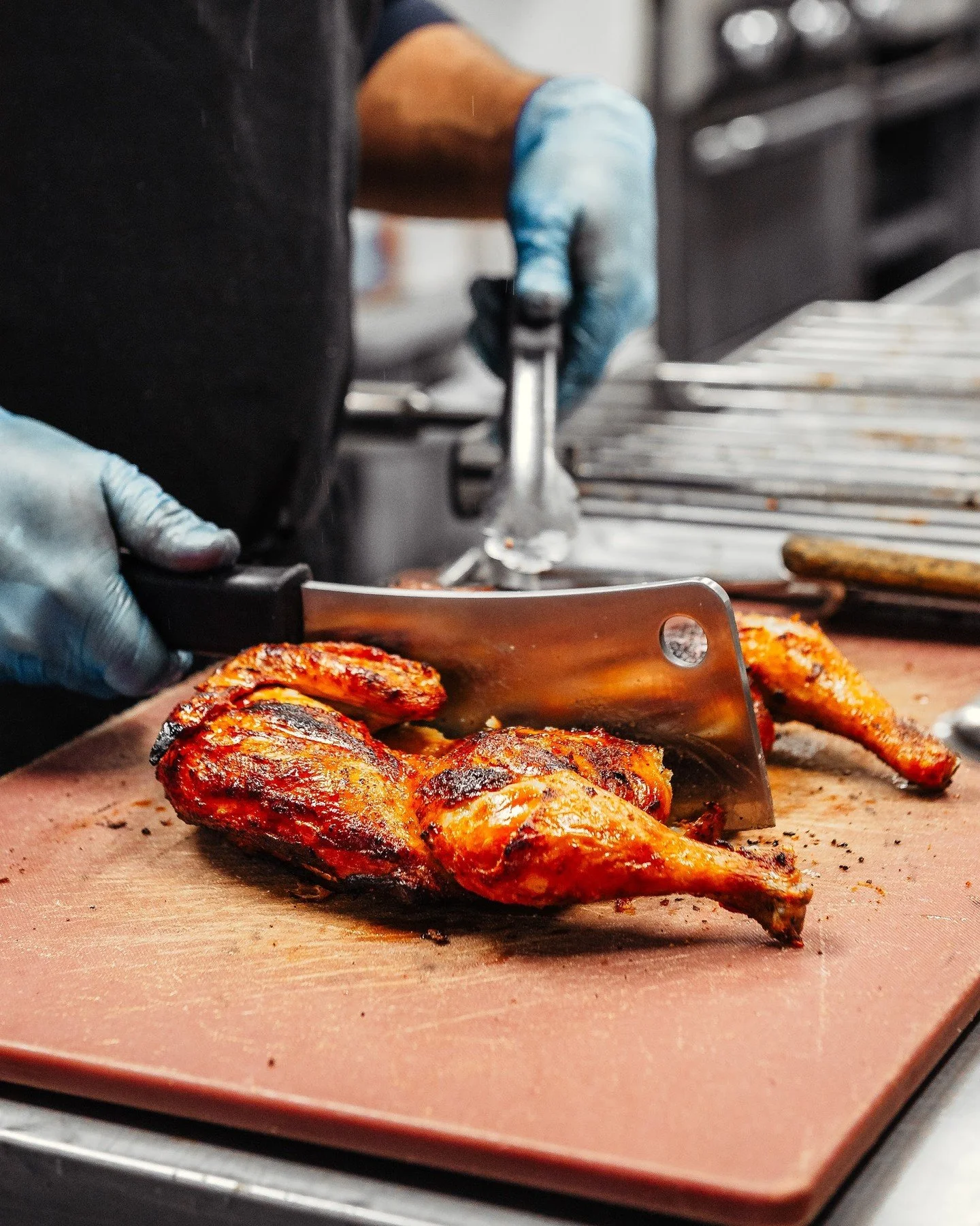 Notre poulet portugais marin&eacute; 24h dans notre recette familiale, grill&eacute; &agrave; la perfection 🔥 Croustillant dehors, juteux dedans! 

#CasaSantos #PouletPortugais #Laval