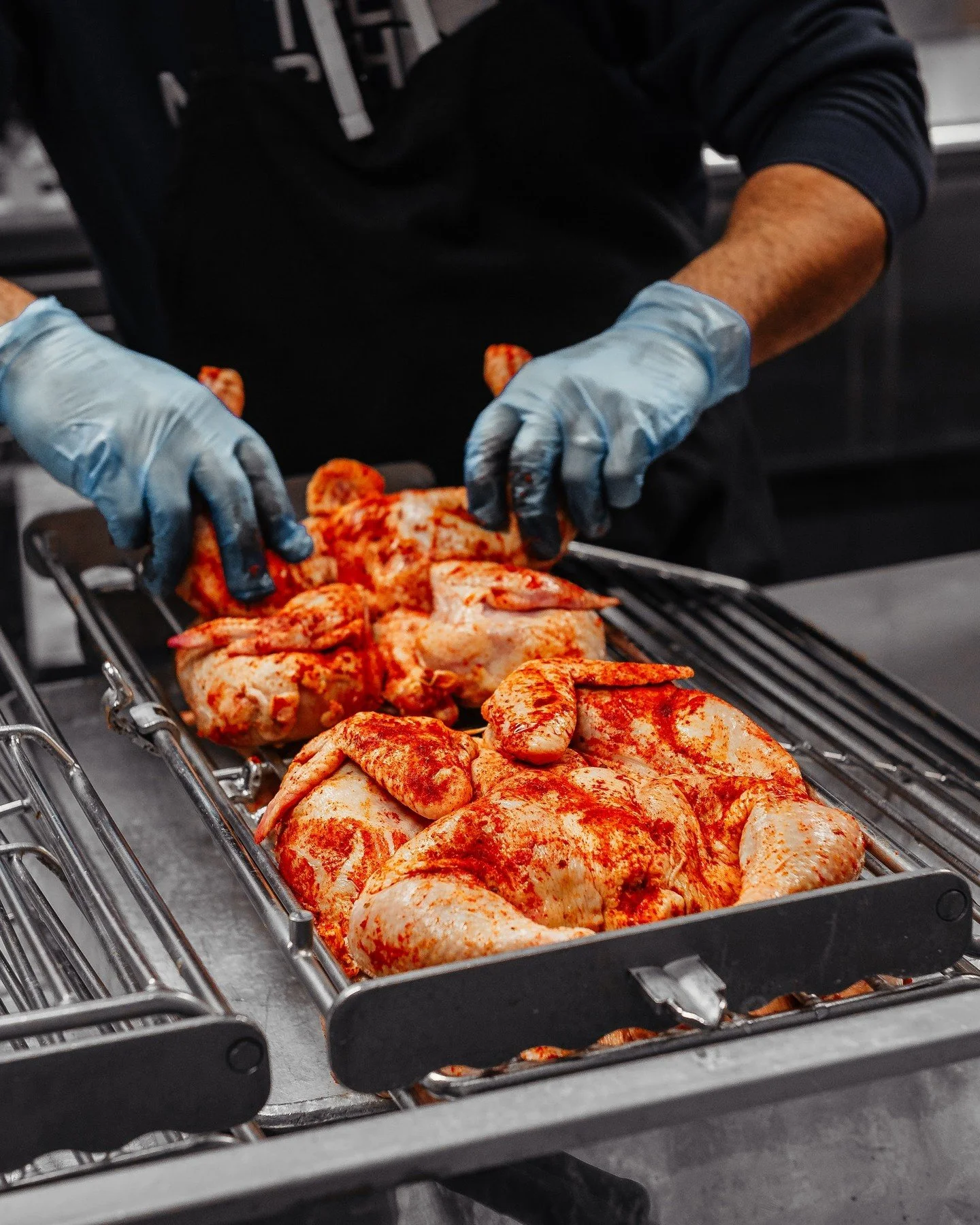 Chaque morceau re&ccedil;oit notre attention pour vous offrir le meilleur 👨&zwj;🍳 C'est &ccedil;a, la vraie cuisine portugaise! 

#CasaSantos #BehindTheScenes #PouletGrill&eacute; #Laval #RecetteFamiliale