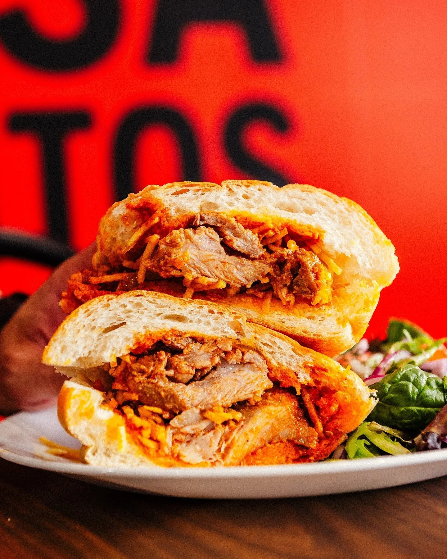 La fameuse Bifana! Le sandwich portugais traditionnel avec du porc marin&eacute; aux &eacute;pices 🥖🇵🇹 Vous allez adorer! 

#CasaSantos #Bifana #SandwichPortugais #Laval #Vimont