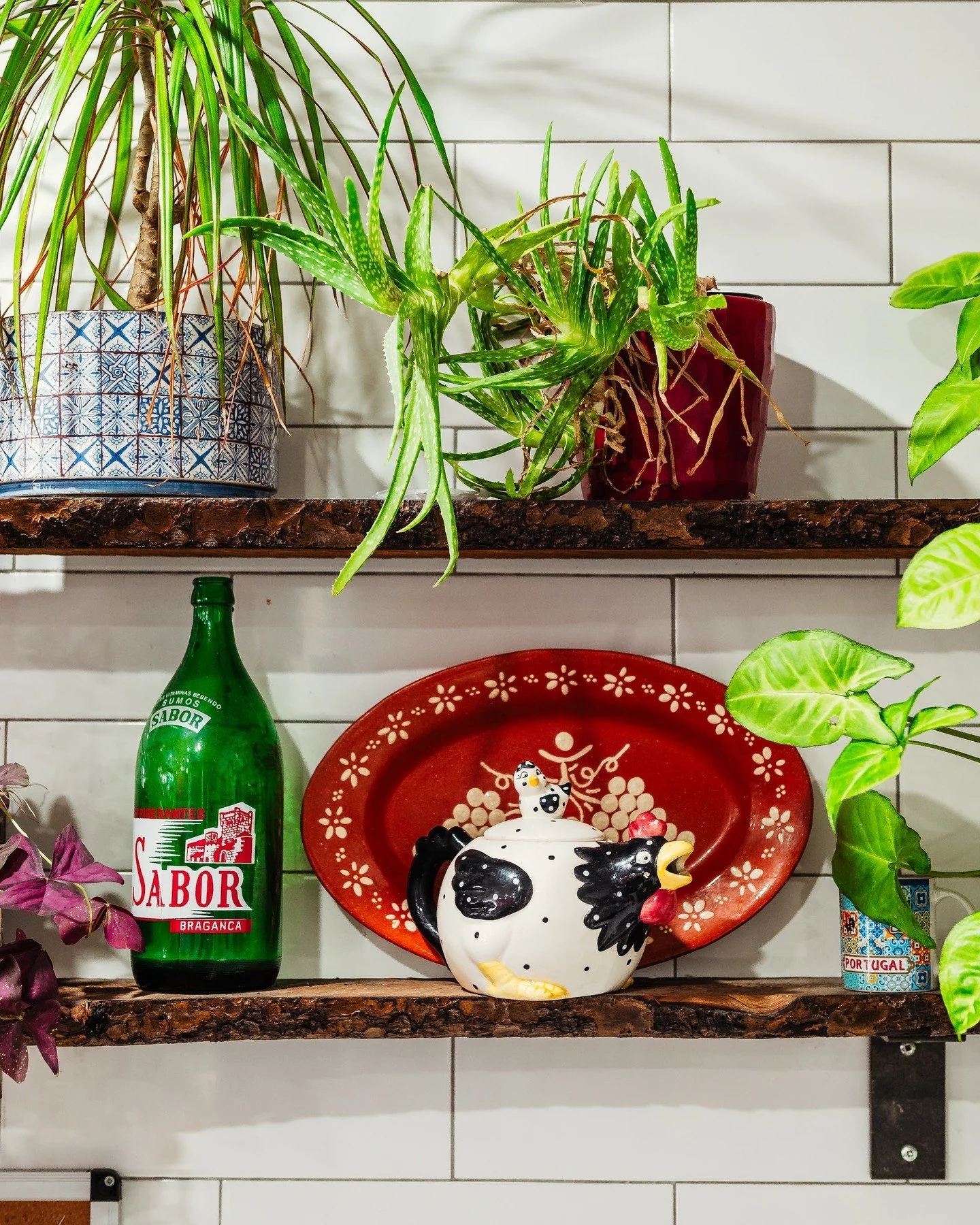 Un petit coin du Portugal &agrave; Laval 🇵🇹 Notre d&eacute;cor raconte l'histoire de nos traditions! 

#CasaSantos #DecorPortugais #Laval #RestaurantAuthentique #Portugal