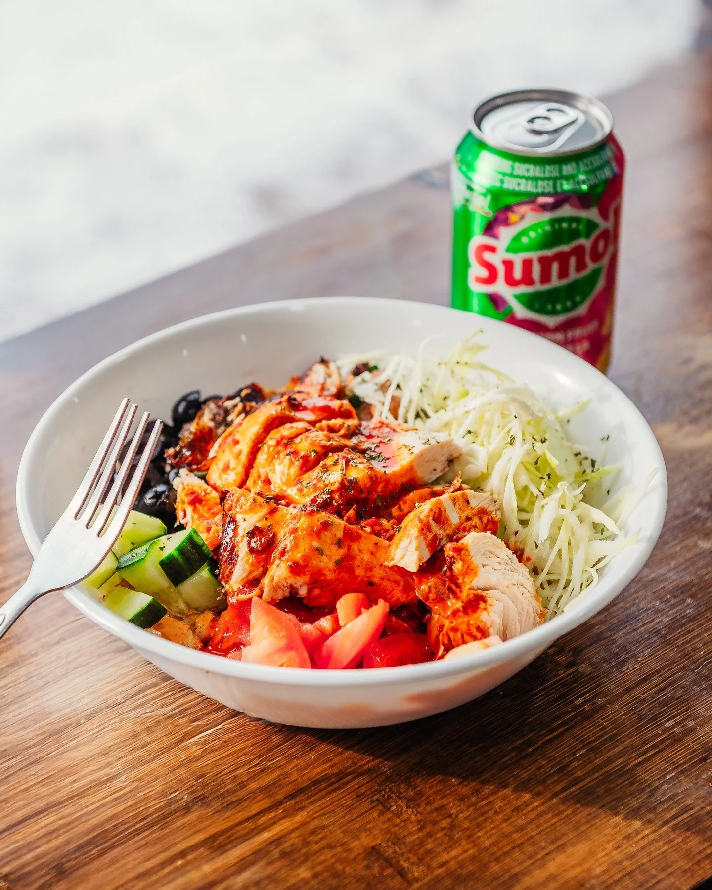 Notre poke bowl portugais, avec poulet grill&eacute; et l&eacute;gumes frais 🥗 Frais, savoureux, parfaitement balanc&eacute;. L&rsquo;avez-vous essay&eacute;?

#CasaSantos #PokeBowl #HealthyChoice #Laval #CuisinePortugaise