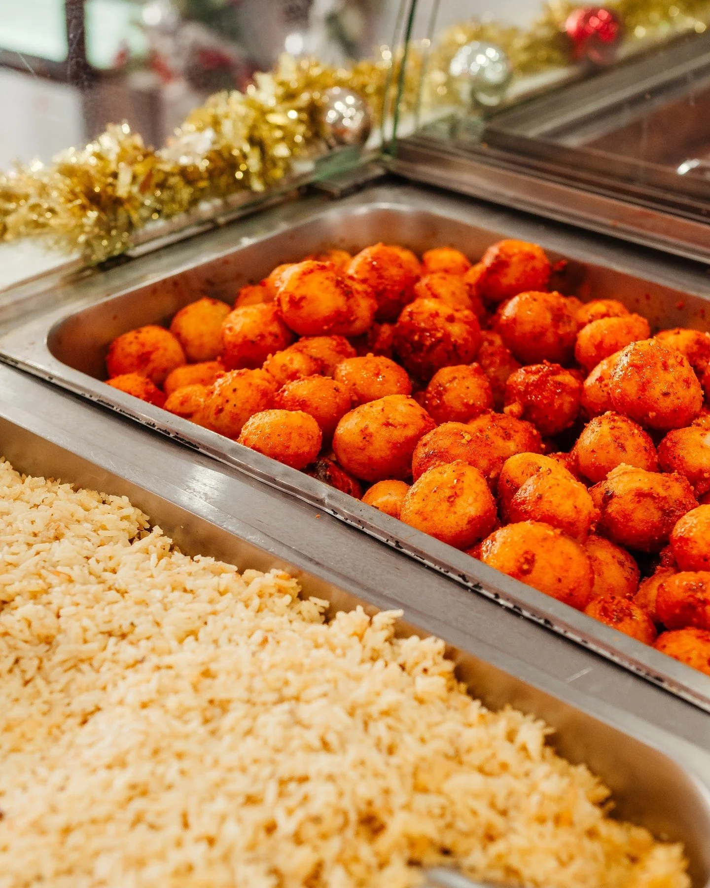 Alm&ocirc;ndegas maison qui mijotent dans notre sauce secr&egrave;te 🍲 Servies avec notre riz portugais... le comfort food de l'hiver! 

#CasaSantos #Almondegas #ComfortFood #Laval #CuisineTradition