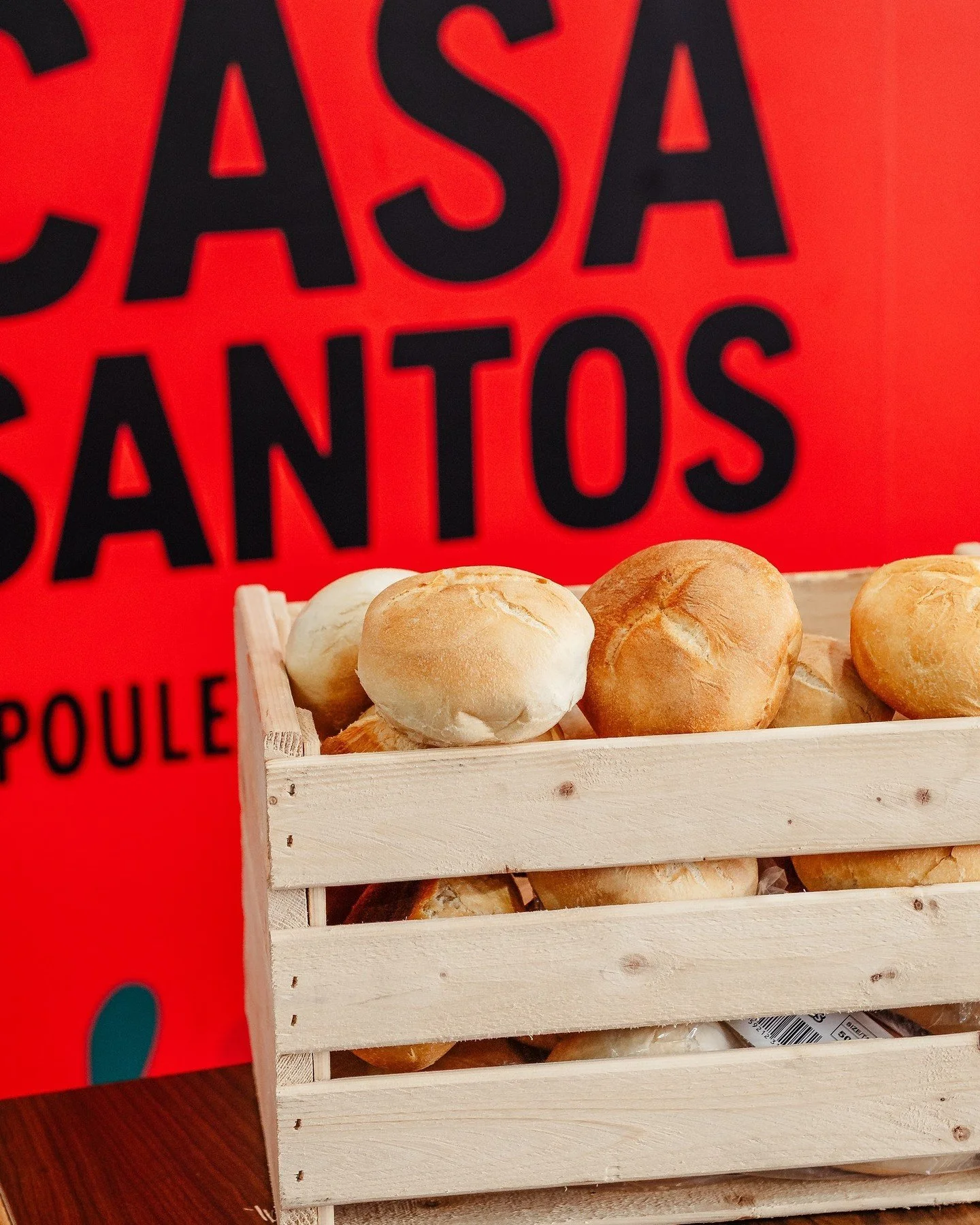 Le papo-seco, le vrai pain portugais. Croustillant &agrave; l'ext&eacute;rieur, moelleux &agrave; l'int&eacute;rieur. 🍞 

#CasaSantos #PainPortugais #Laval #Authenticit&eacute;