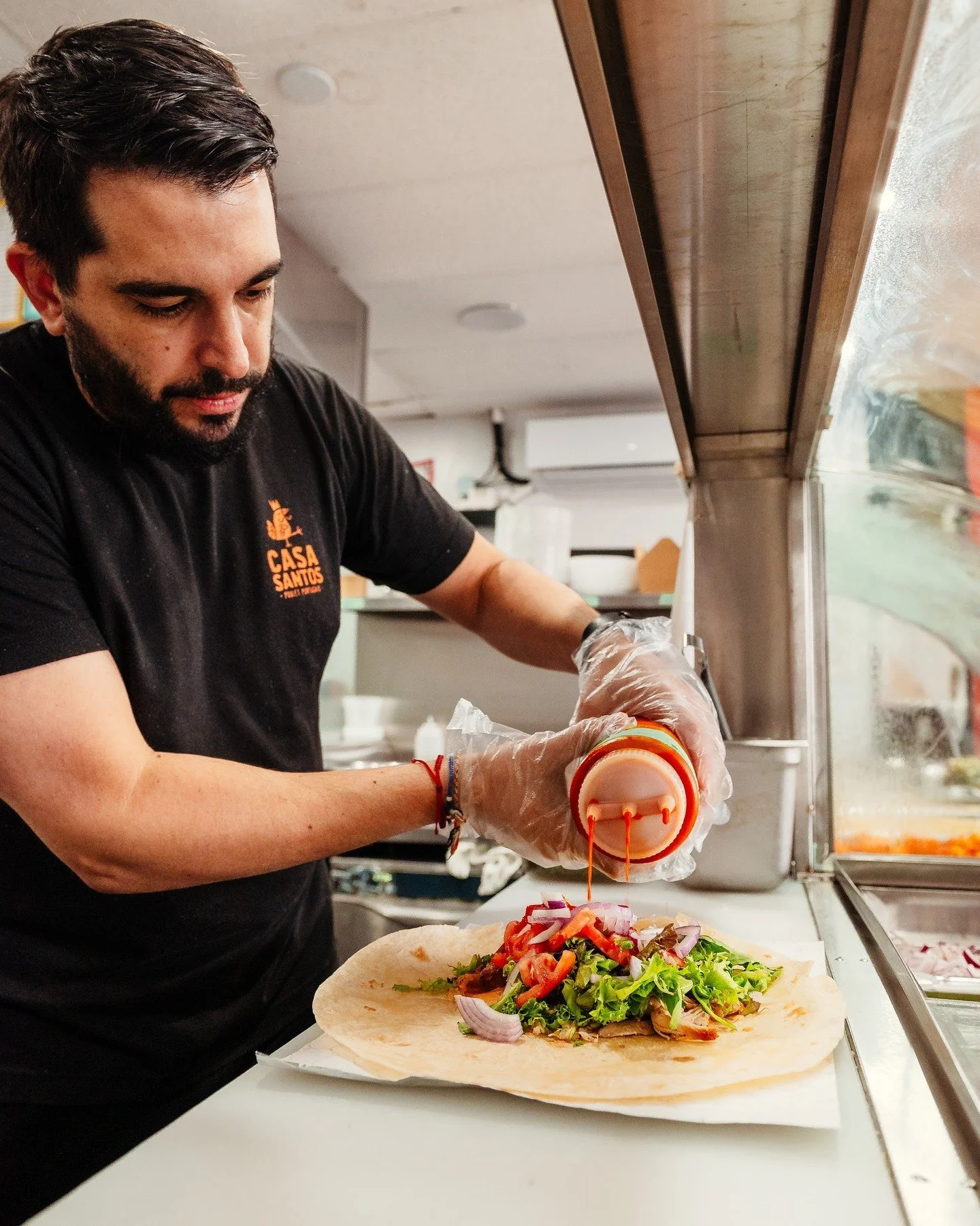 Nos fameux wrap se pr&eacute;parent avec amour. Porc marin&eacute; dans nos &eacute;pices portugaises, grill&eacute; minute, servi dans un pain frais 🥖#CasaSantos #Wrap #Laval #SandwichPortugais