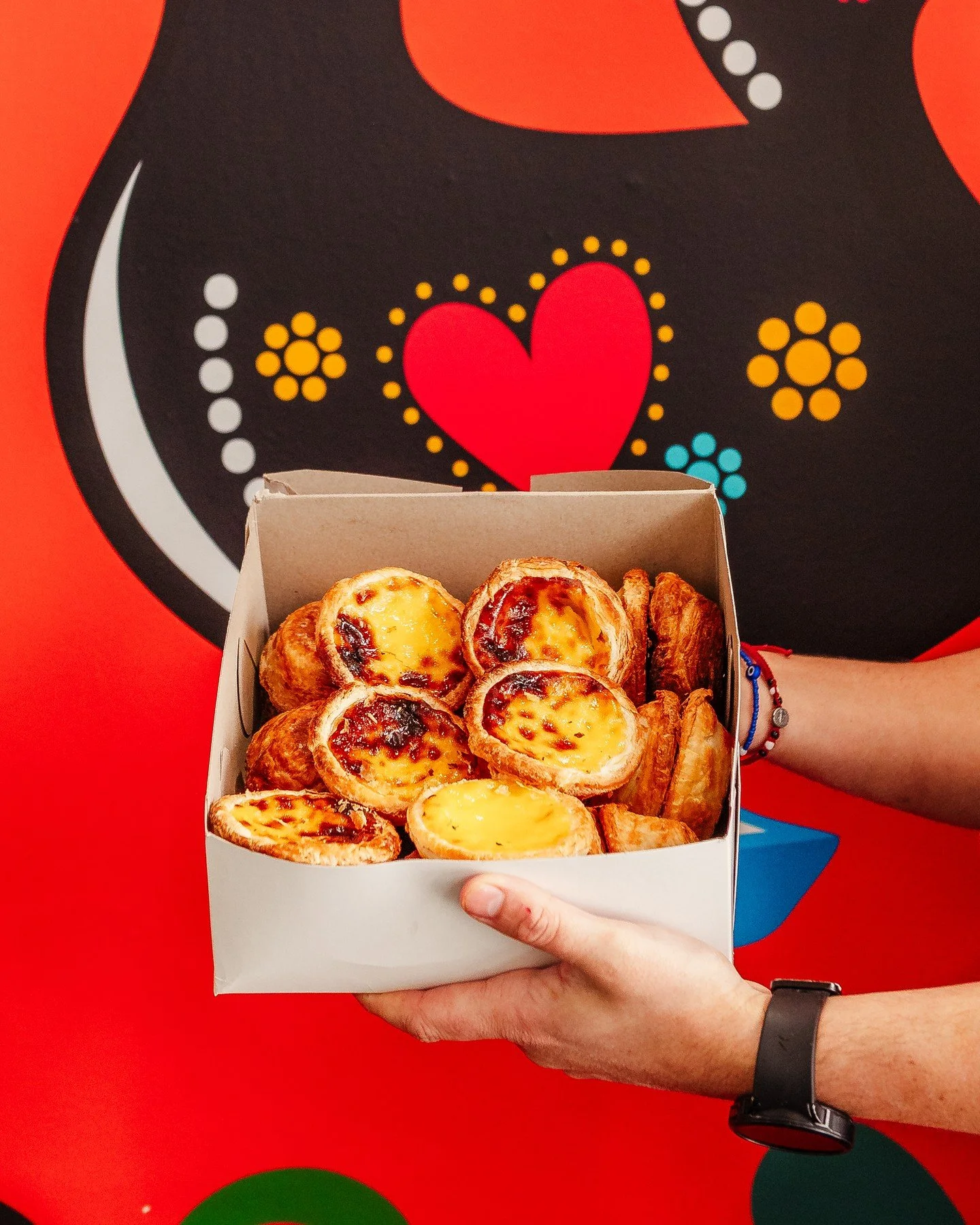 Chez Casa Santos, nos d&eacute;licieuses petites tartelettes cr&eacute;meuses croustillent &agrave; l&rsquo;ext&eacute;rieur et fondent &agrave; l&rsquo;int&eacute;rieur 😋
Un vrai petit plaisir portugais &agrave; savourer &agrave; tout moment de la 