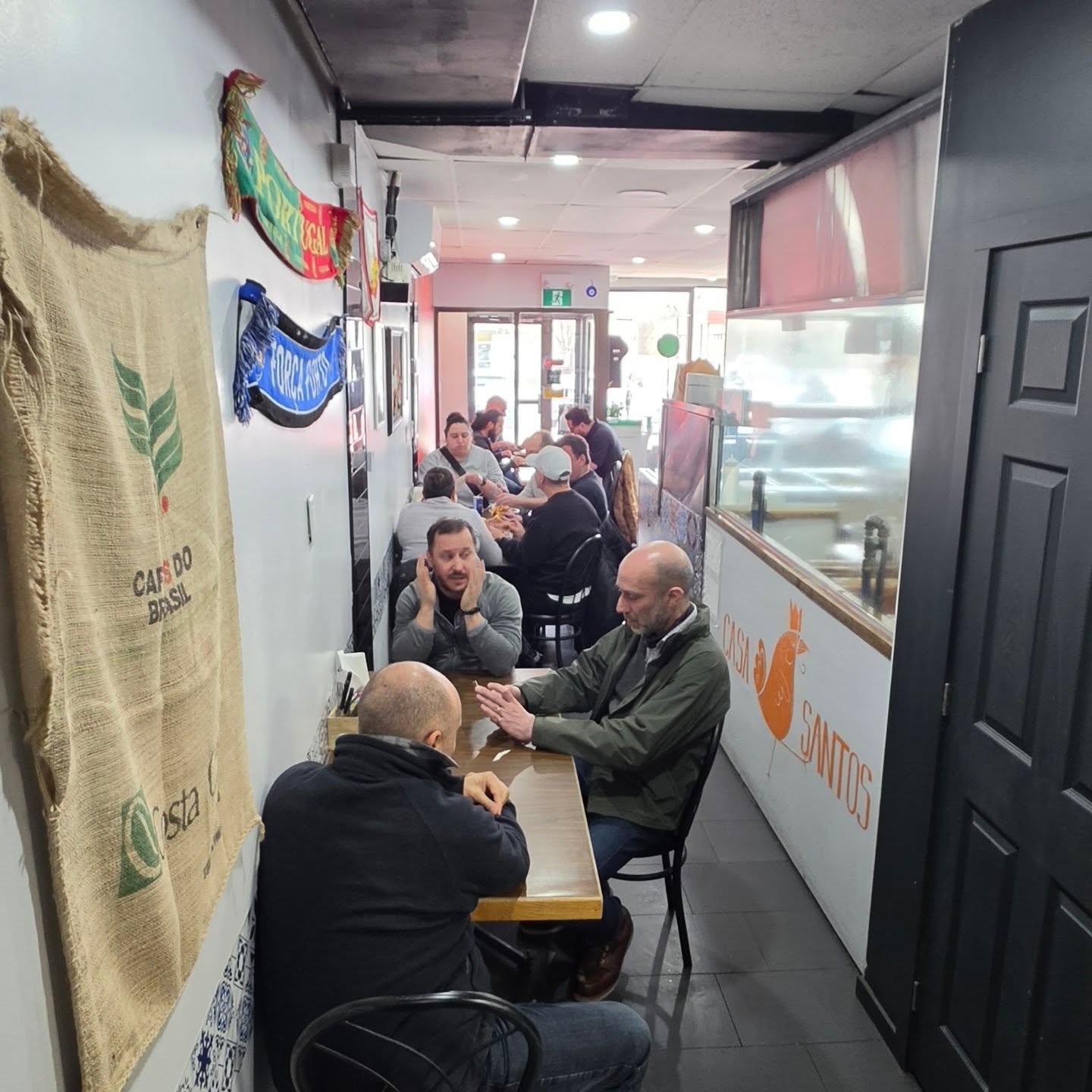 Merci du fond du c&oelig;ur &agrave; toute notre client&egrave;le pour cette incroyable semaine 🙏
On a &eacute;t&eacute; complets, bruyants, vivants&hellip; exactement comme on aime 🧡
Voir le restaurant rempli, les tables pleines et l&rsquo;ambianc