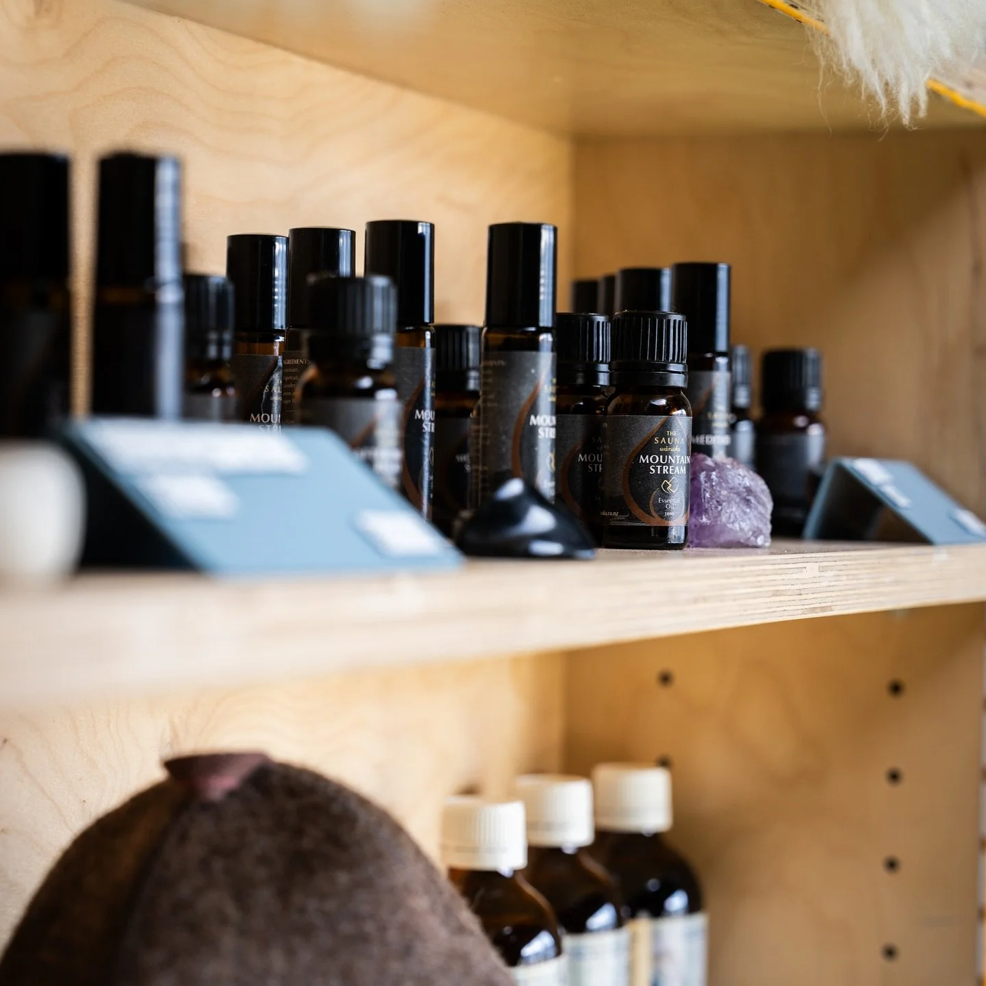 From bottle to steam. It’s hard to pick but we know you’ve got a fave. Which one wins for you?
 #saunalife #essentialoils #frombottletosteam #saunamagic #wellnesswanaka #naturalscent #relaxandrestore #saunatime #aromatherapy
@diegoxbell