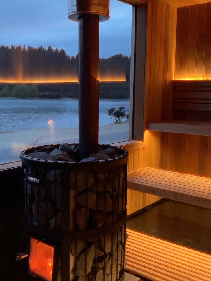 Not saying the sauna is suddenly magical&hellip; but the lights at night give it a whole new personality 😏✨ Quiet, glowing, perfect for letting the day melt away.

#eveningritual #lakewanaka #saunawanaka