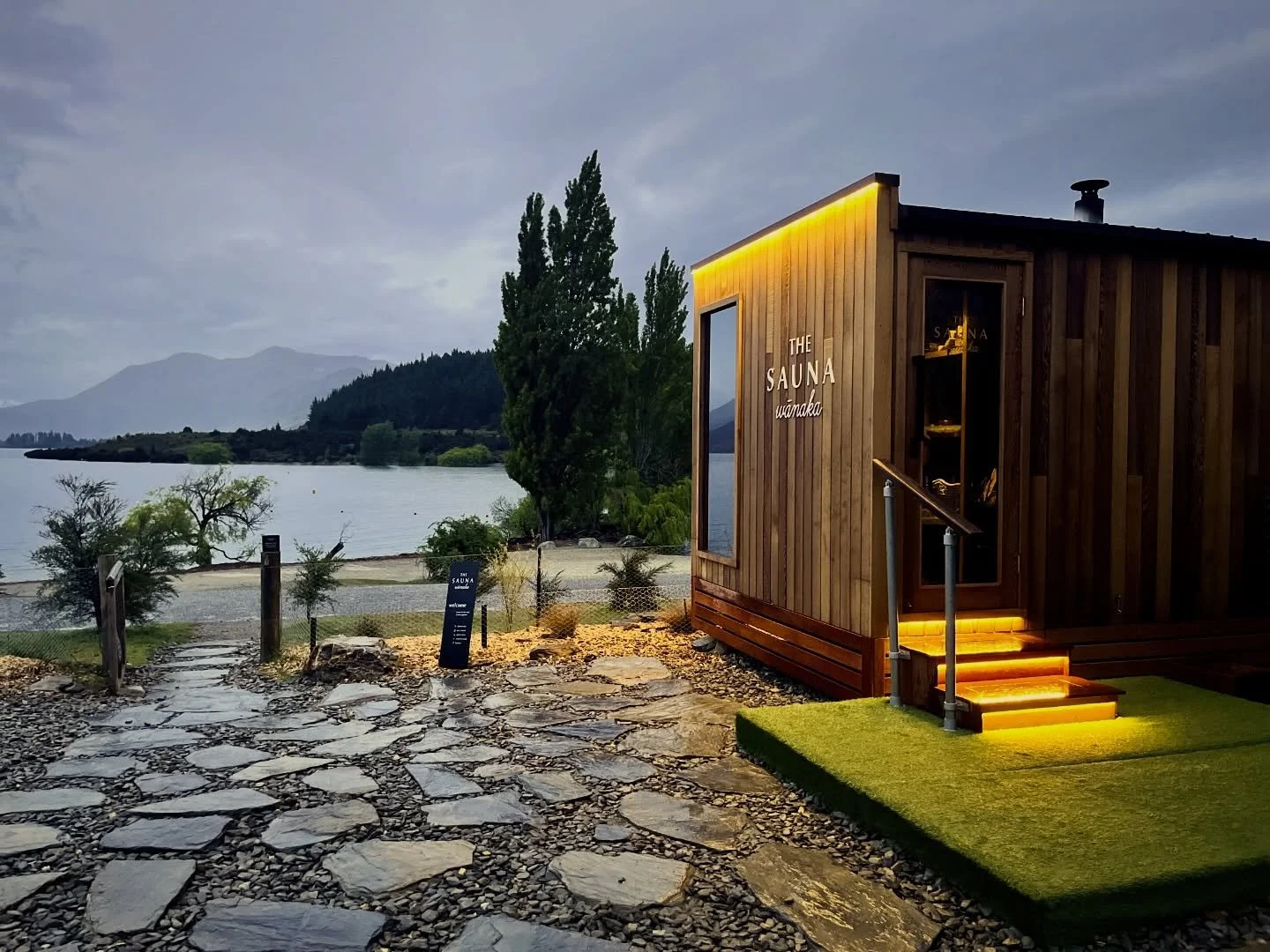 No better place to be than steaming in a hot sauna while the mountains disappear into the clouds 🔥🌧️🏔️

#saunawanaka #rainydays #mustdonz