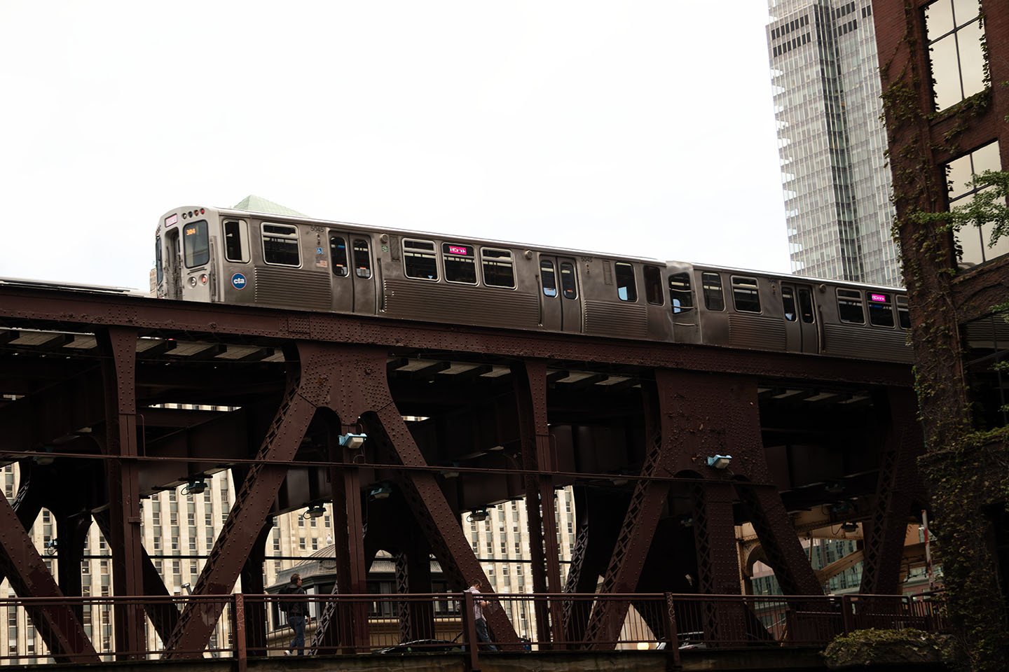 chicagoLtrain.jpg