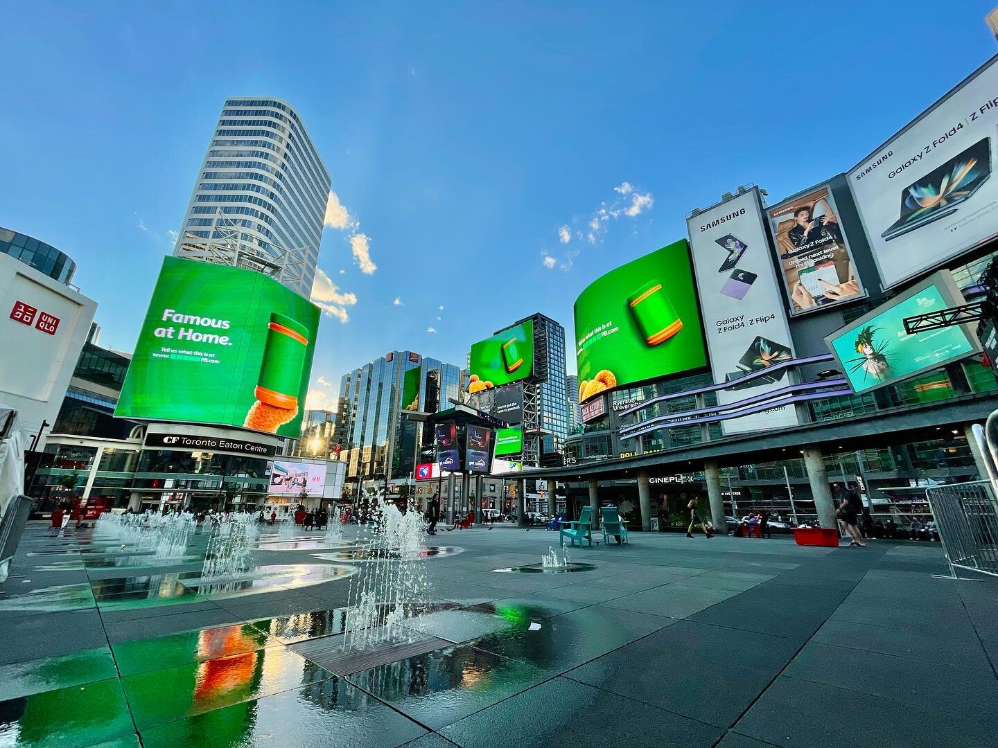 The City 

#toronto #dundassquare #dundas #canada #eatoncentre