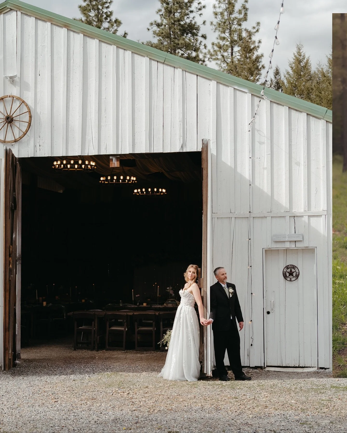 Thankful for my wedding industry family. Looking forward to connecting with y&rsquo;all this off season 🤍❄️

Photog: me! @kimkallinger 
Coordinator: @apluseventspnw	
Venue: @kaniksu_pines_farm	
Makeup: @blushbyt_	
Hair: @goldenbliss.beauty	
Decor: @