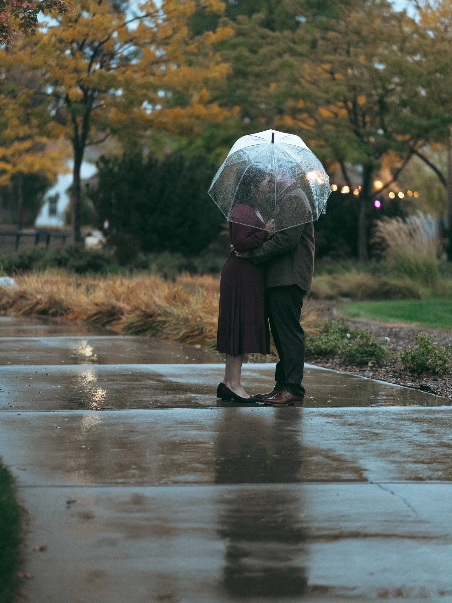 A little wind? Romantic.
A little rain? Dramatic.
A little flexibility? Always. 😉
Weather can bring so much personality to your engagement session ☔️ but if it&rsquo;s not your thing, and I&rsquo;ve got your alternate date open, we&rsquo;ll pivot! ✨