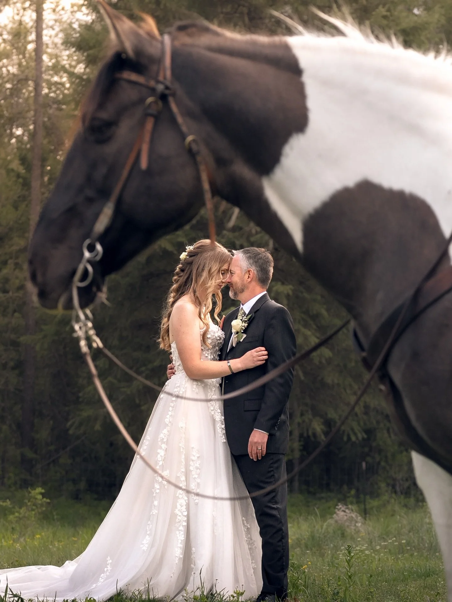 creative perspectives and heartfelt moments 🐴 one of my favorites from 2025

Photog: me! @kimkallinger	
Coordinator: @apluseventspnw	
Venue: @kaniksu_pines_farm	
Makeup: @blushbyt_	
Hair: @goldenbliss.beauty	
Decor: @huckleberry.haul	
Photobus:@cdap