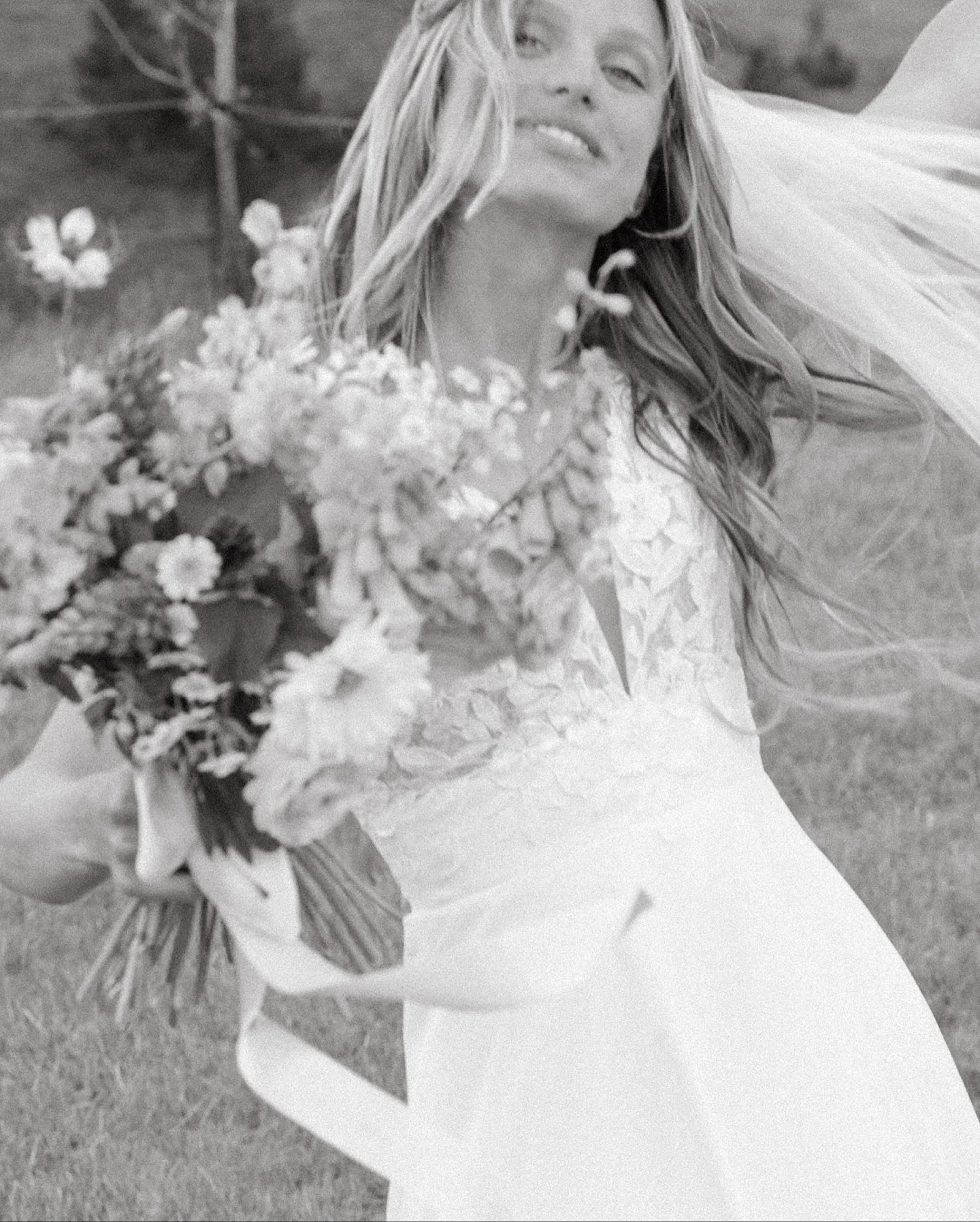 The brides veil had its own choreography that day.✨ Windswept wedding photos 

Unplanned moments &rarr; unforgettable images + storytelling 

#coeurdalene #wedding #photographer #windy #idahobride #montanabride #montana