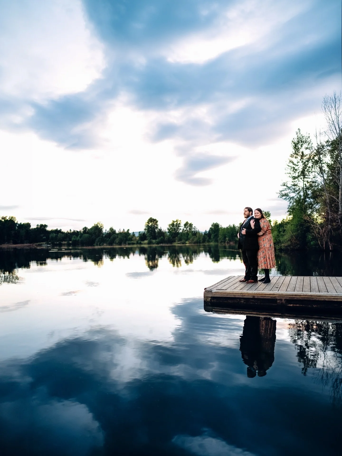 Blue Hour or Golden Hour 📸 what&rsquo;s your vibe? Engagement sessions are included when you book me as your wedding photographer for 7+ hours ✨ Let&rsquo;s get some beautiful shots for your save the dates! #engagement #engaged #coeurdalene #idaho #