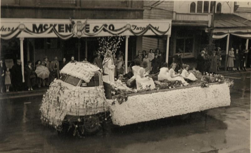 dvrke-xmas-parade-2.jpg