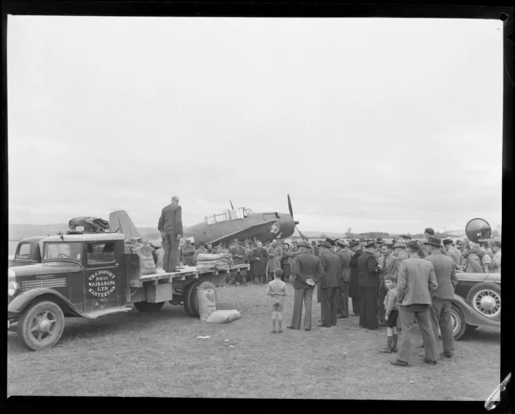 Grumman-Avenger-converted-for-top-dressing-is-supplied-by-the-sack-load-from-a-Transport-Wairarapa-Federal-in-May-1949The-Whites-Aviation-Collection-Alexander-Turnbull-.jpg