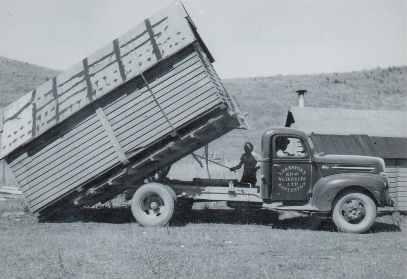 Another-40s-Ford-Caption-Unloading-army-hut-Rawhiti.png