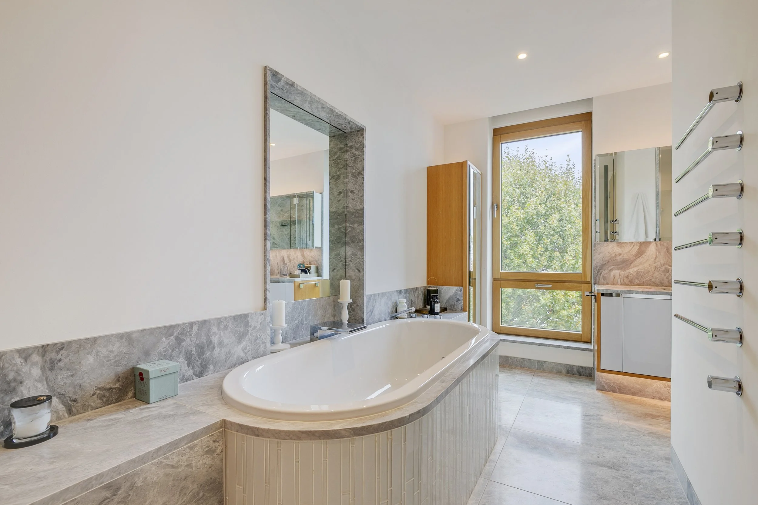 PRINCIPAL BATHROOM 1.jpg