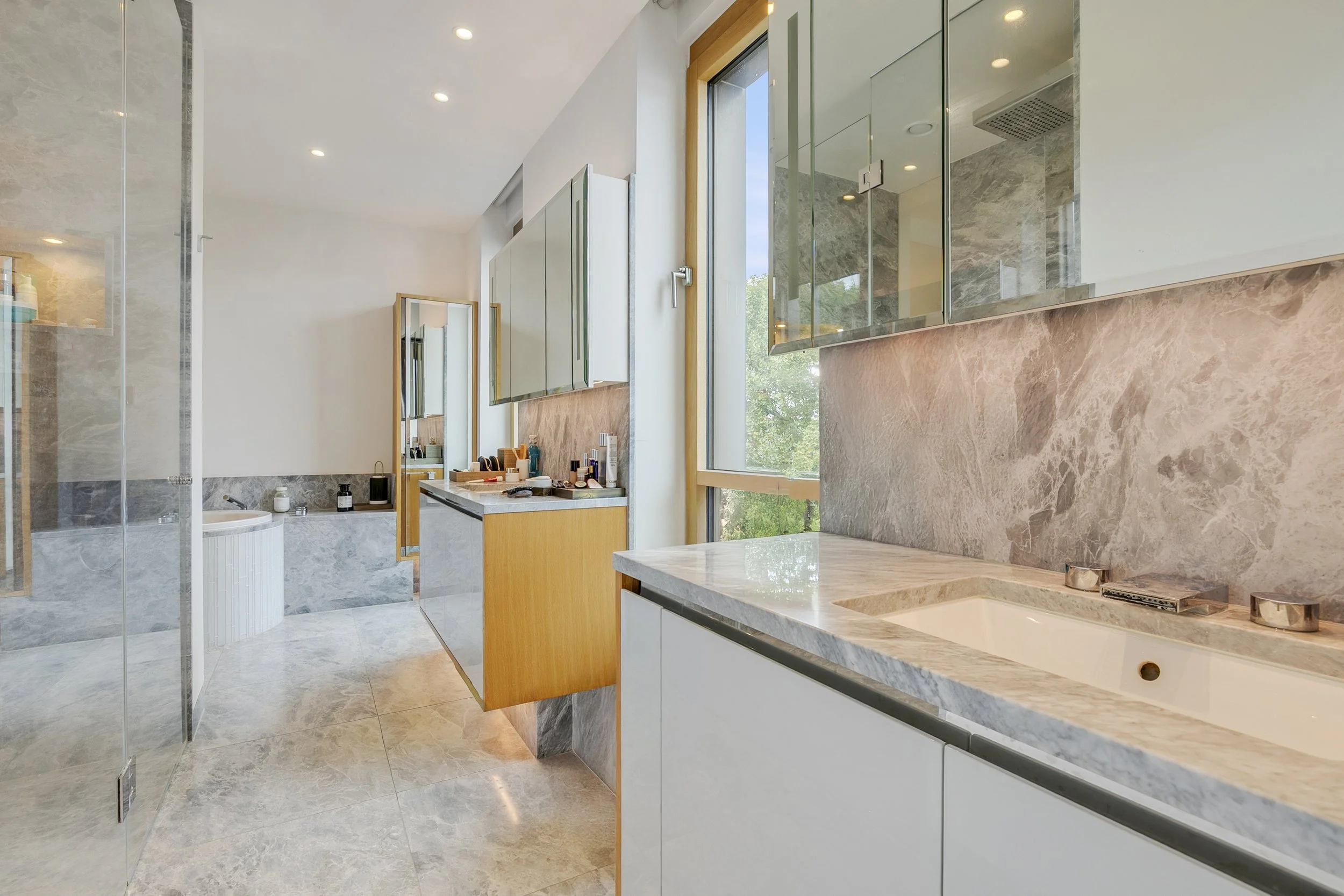 PRINCIPAL BATHROOM 2.jpg