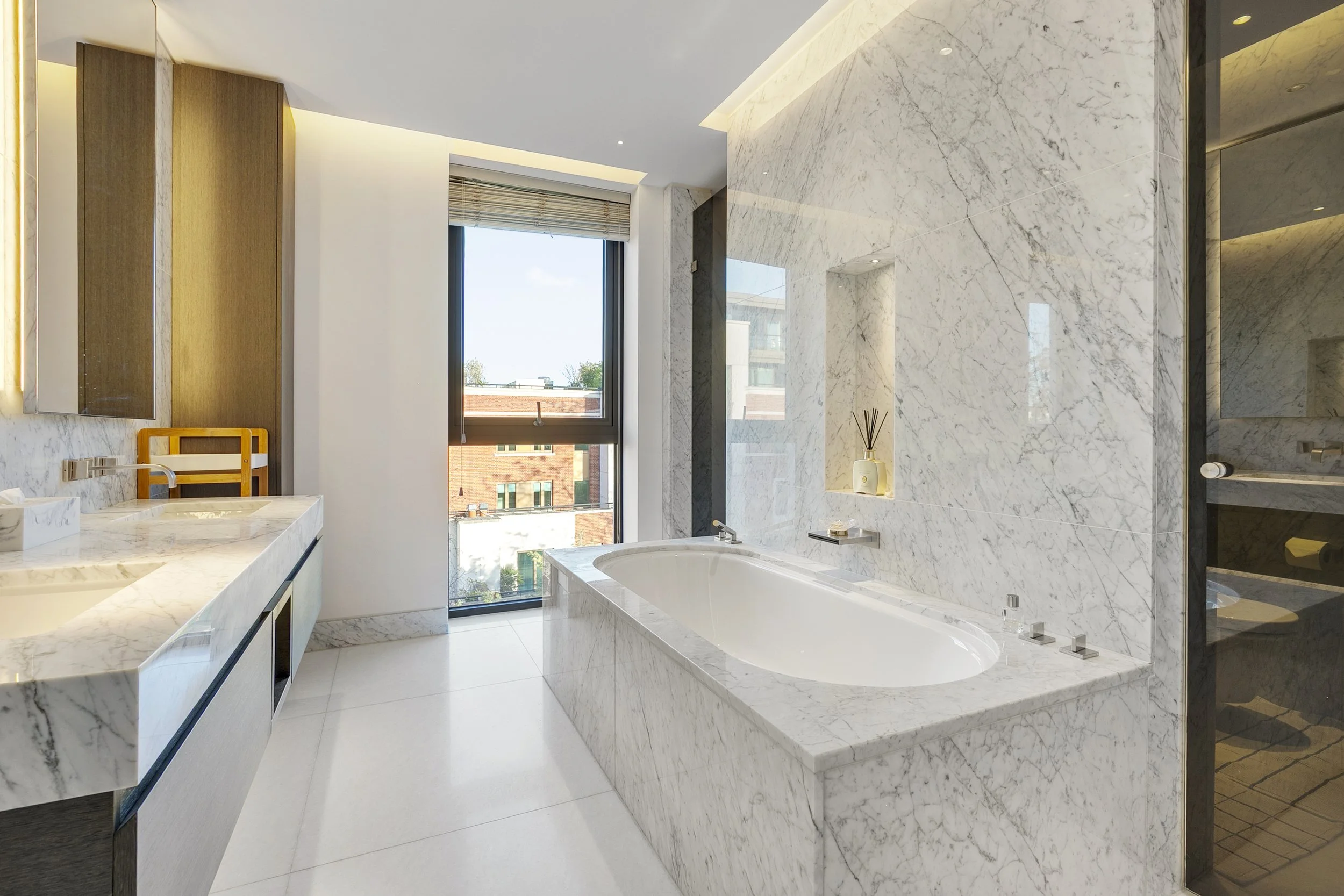 8 - PRINCIPAL BATHROOM.jpg