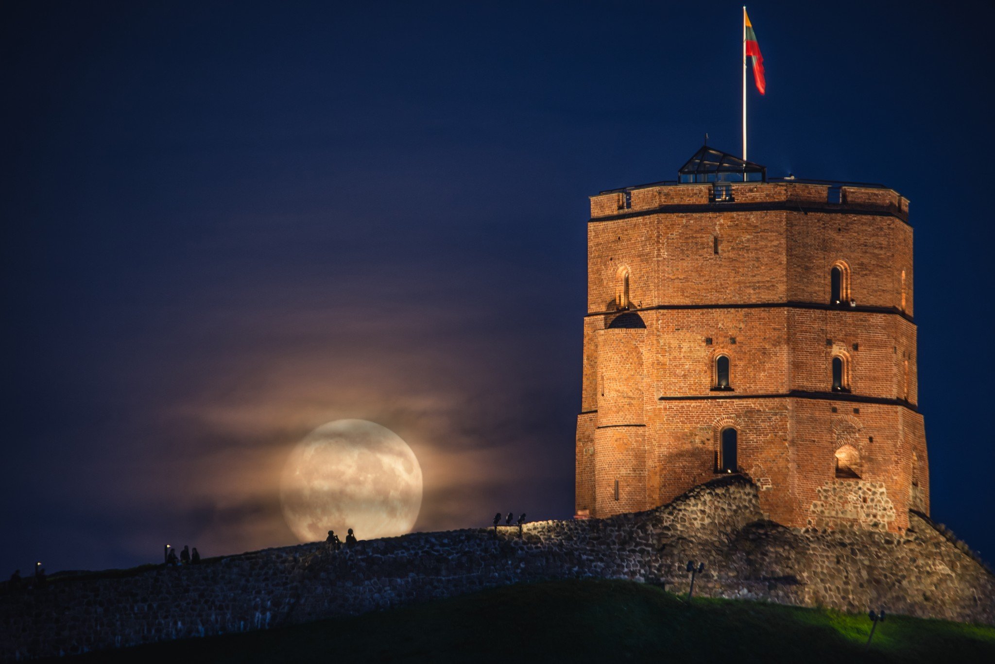 1-GoVilnius-FullMoon-Supermoon-GediminasCastle-GabrielKhiterer-2023.jpg