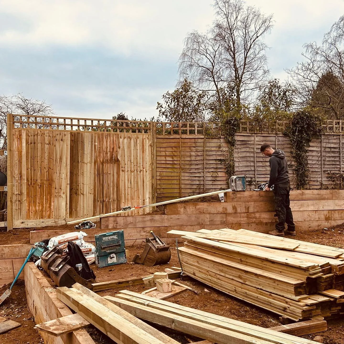 Productivity at a high on one of our sites this week, with fence panels going in and foundations being laid!! 

*************************************
Get in touch - we love to chat all things landscaping!
📞: 01483 417544 / 07590 015682
✉️:info@secre