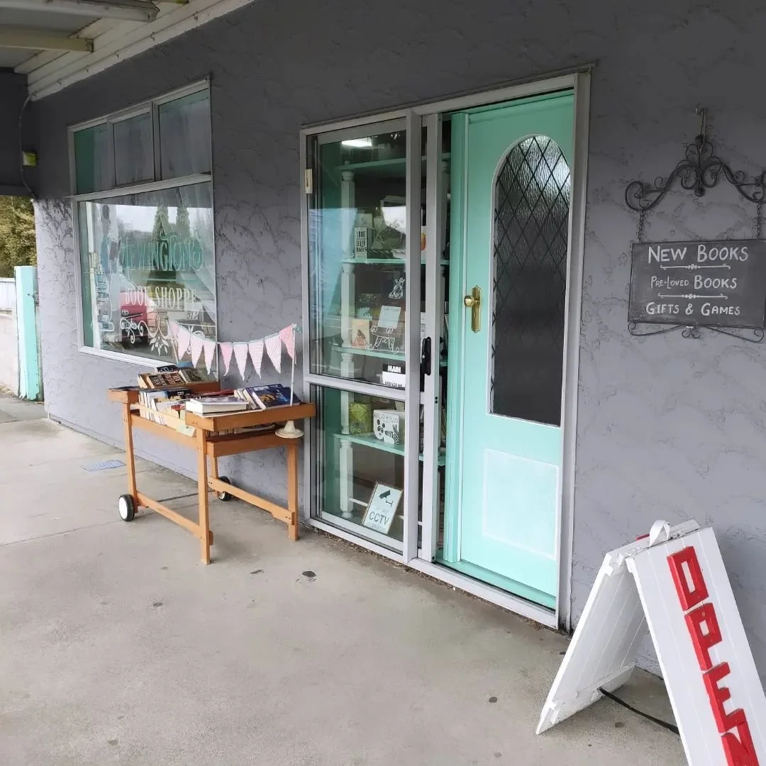 My best friend described Mewington's Book Shoppe as their favourite place in New Zealand ❤️ so excited to have my cards and journals at this gorgeous place! 

#yourscordially #bookstore #handmade #newzealand