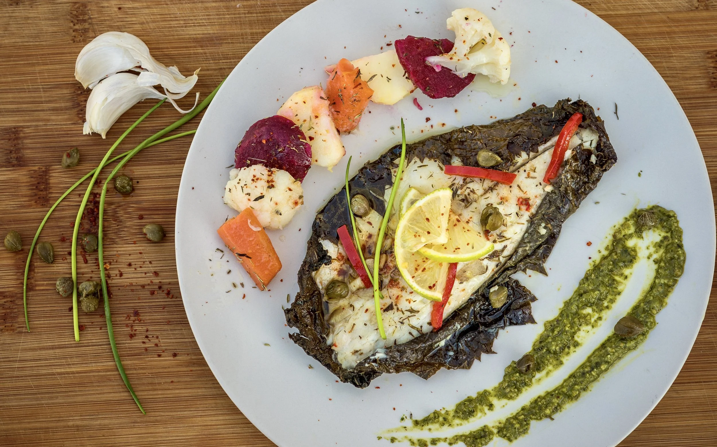 Déjeuner à Karma Oia, Santorin – cuisine grecque authentique, cocktails artisanaux et café savoureux dans un cadre idyllique.