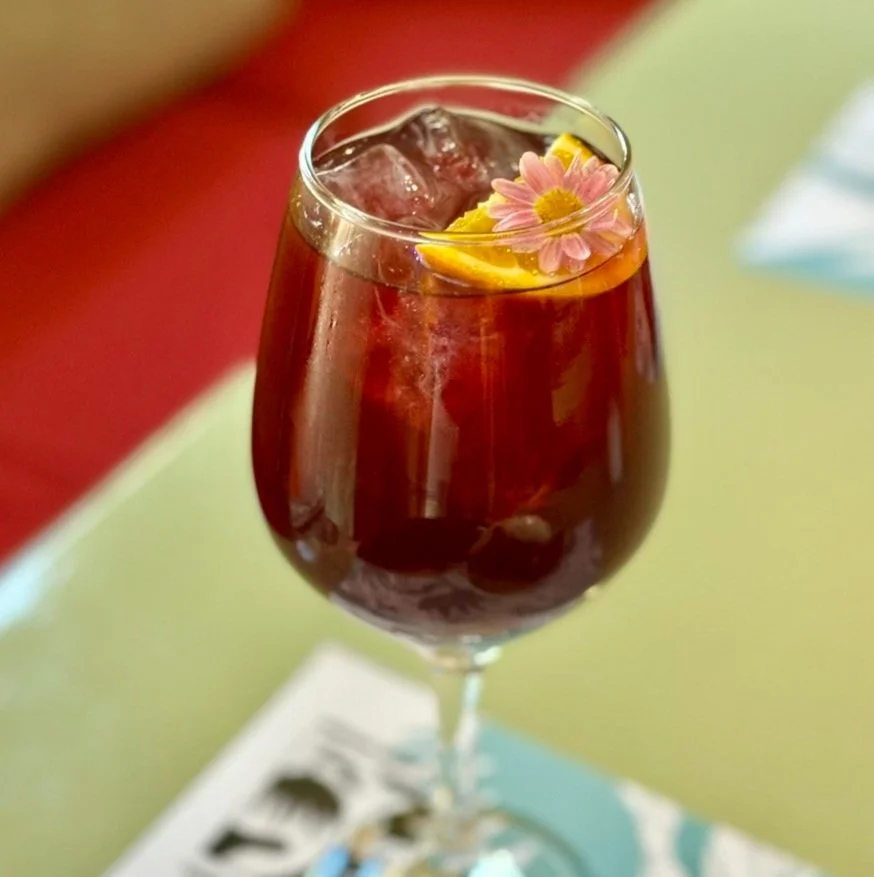 Experience the classic homemade chai latte at Karma Café Oia, Santorini. Aromatic spices and rich flavors. 在聖托里尼伊亞 Oia Karma 咖啡館體驗經典香料奶茶。クラシックな自家製チャイラテをサントリーニイアで楽しむ。