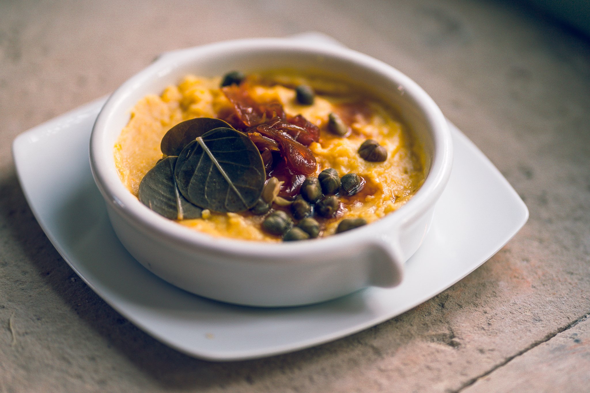 Karma — one of Oia's best Greek restaurants for breakfast, brunch, lunch and dinner; fresh coffee, seafood dishes and top cocktails in Santorini. 伊亞最佳希臘餐廳之一，供應早餐、早午餐、午餐與晚餐；現煮咖啡、新鮮海鮮與頂級雞尾酒。