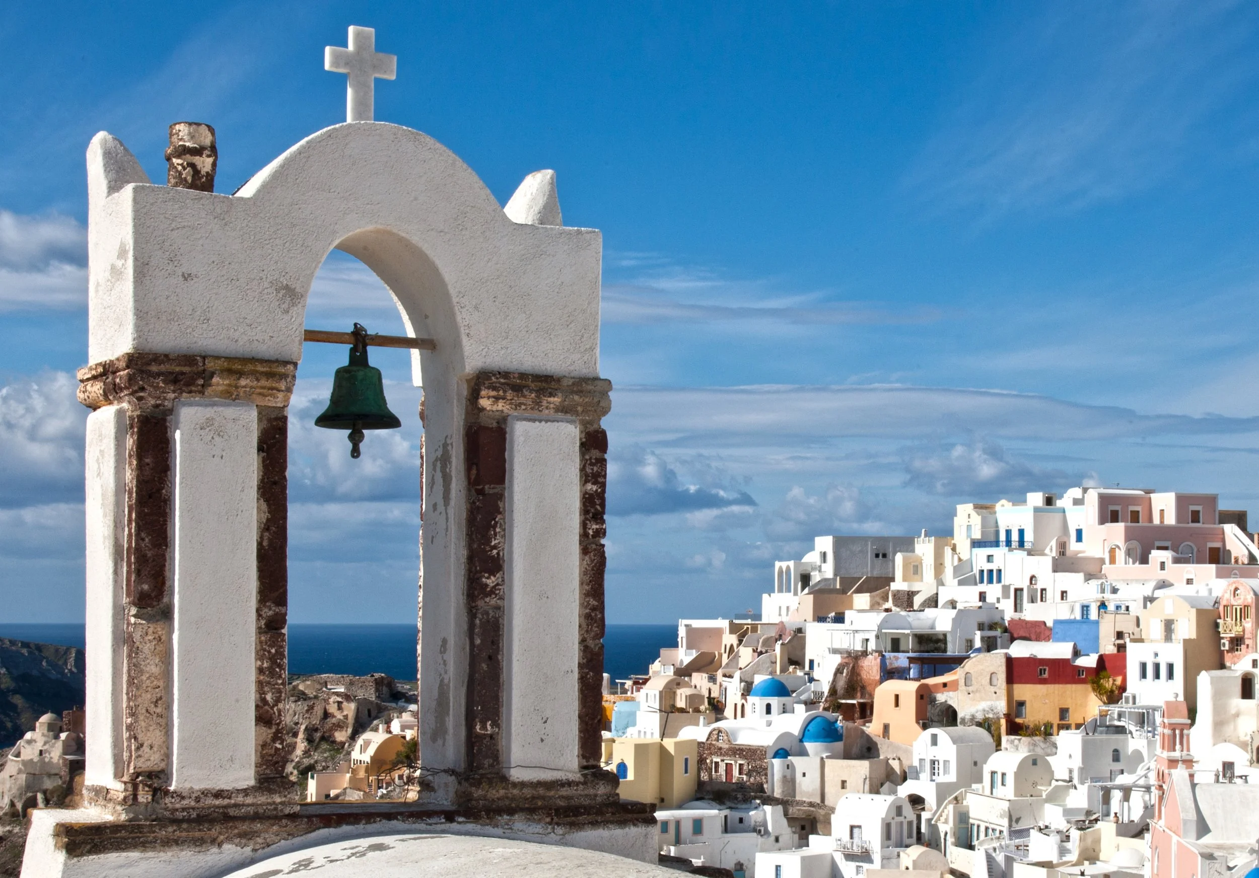 Santorini Oia sunset over the caldera with crowd silhouette — best sunset spot and photography tip for Santorini sunset viewers and photographers. 聖托里尼 Oia 懸崖日落與海灣剪影 — Santorini 日落拍攝與遊觀建議。