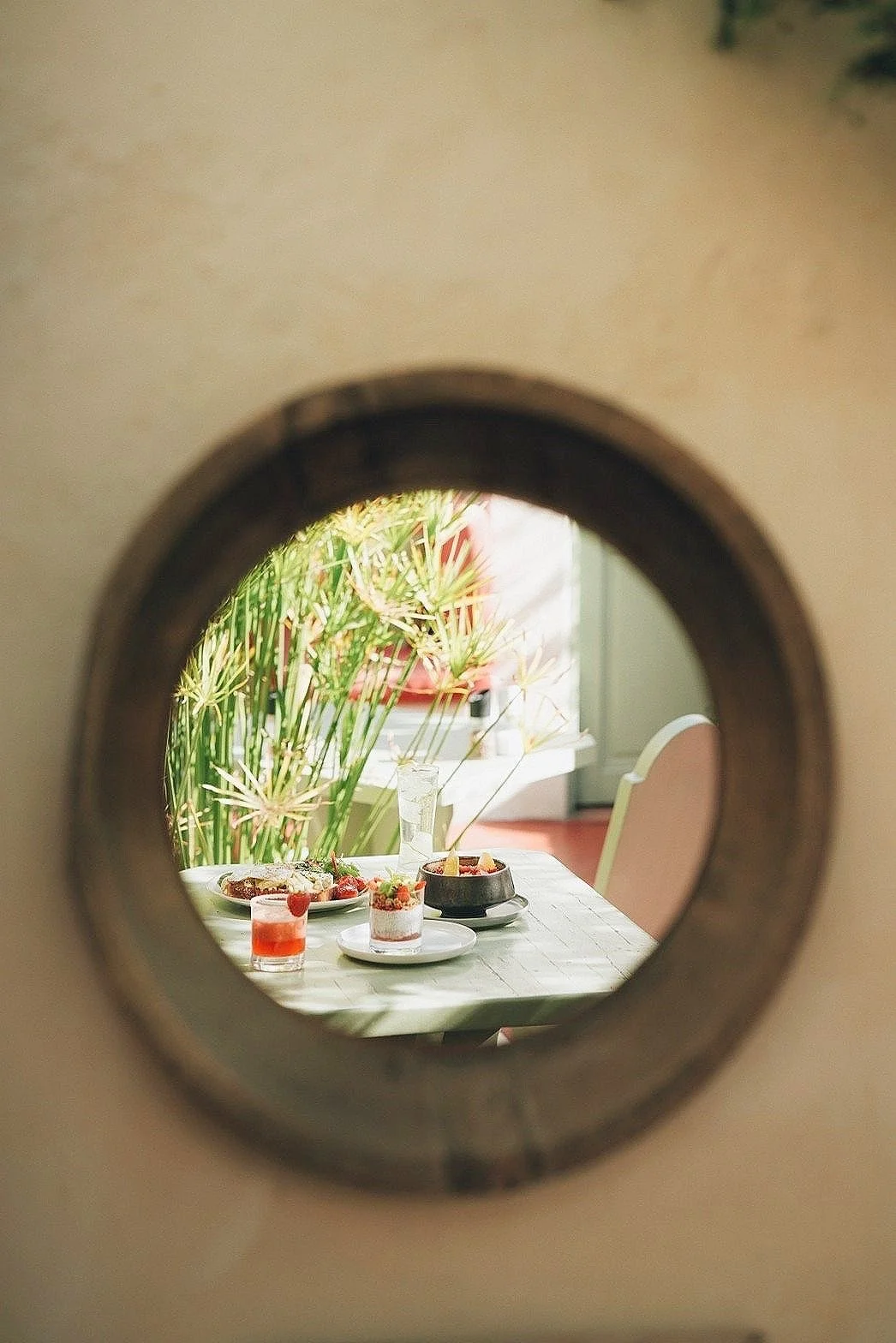 Santorini Oia Top 10 Greek restaurants — affordable lunch with AC and romantic dinner.聖托里尼伊亞十大餐廳推薦，提供平價冷氣午餐與浪漫晚餐，海鮮、羊肉、穆薩卡、素食、無麩質料理與自製甜點。