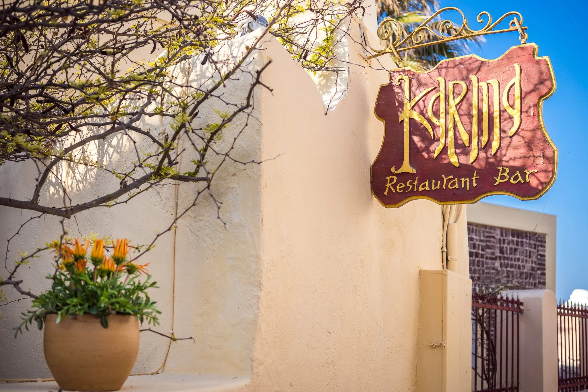 Karma Greek Restaurant Oia Santorini – 3-course dinner €25, Happy Hour 4–6 PM, homemade, vegetarian & vegan-friendly. 在聖托里尼伊亞 Oia Karma 餐廳享用三道式晚餐 €25,素食/全素可選。サントリーニ島イアKarmaで3コースディナー€25、ベジタリアン対応。