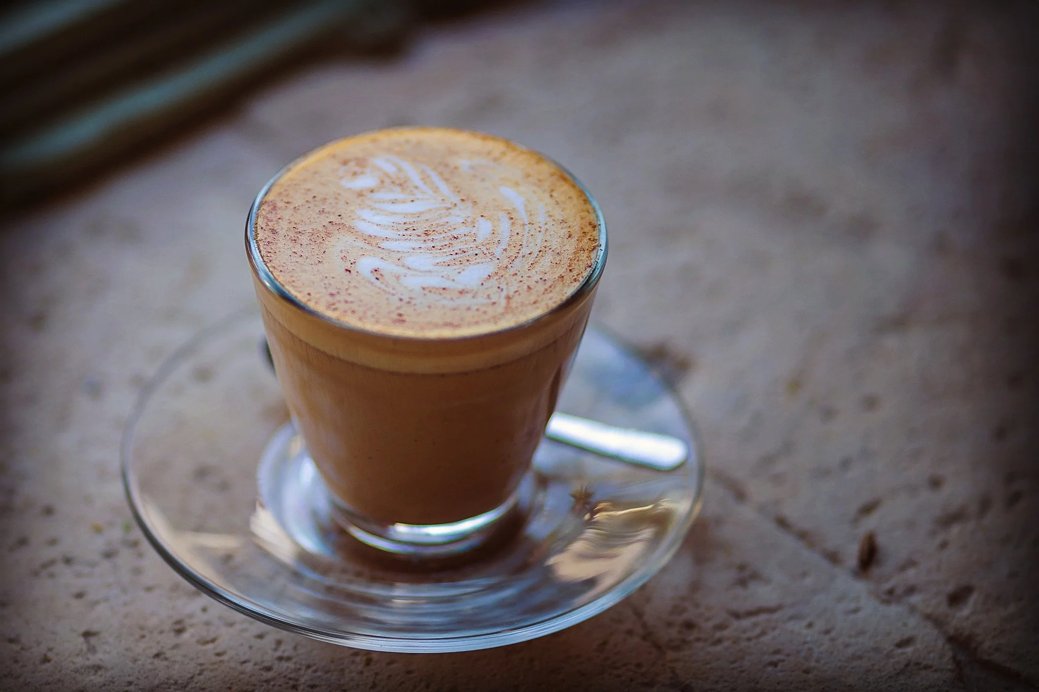 Savor vegan coconut chai latte at Karma Café Oia, Santorini. Rich, aromatic, slow-cooked flavors. 在聖托里尼伊亞 Oia Karma 咖啡館品嚐椰奶素食香料奶茶。ヴィーガンココナッツチャイラテをサントリーニイアで味わう。