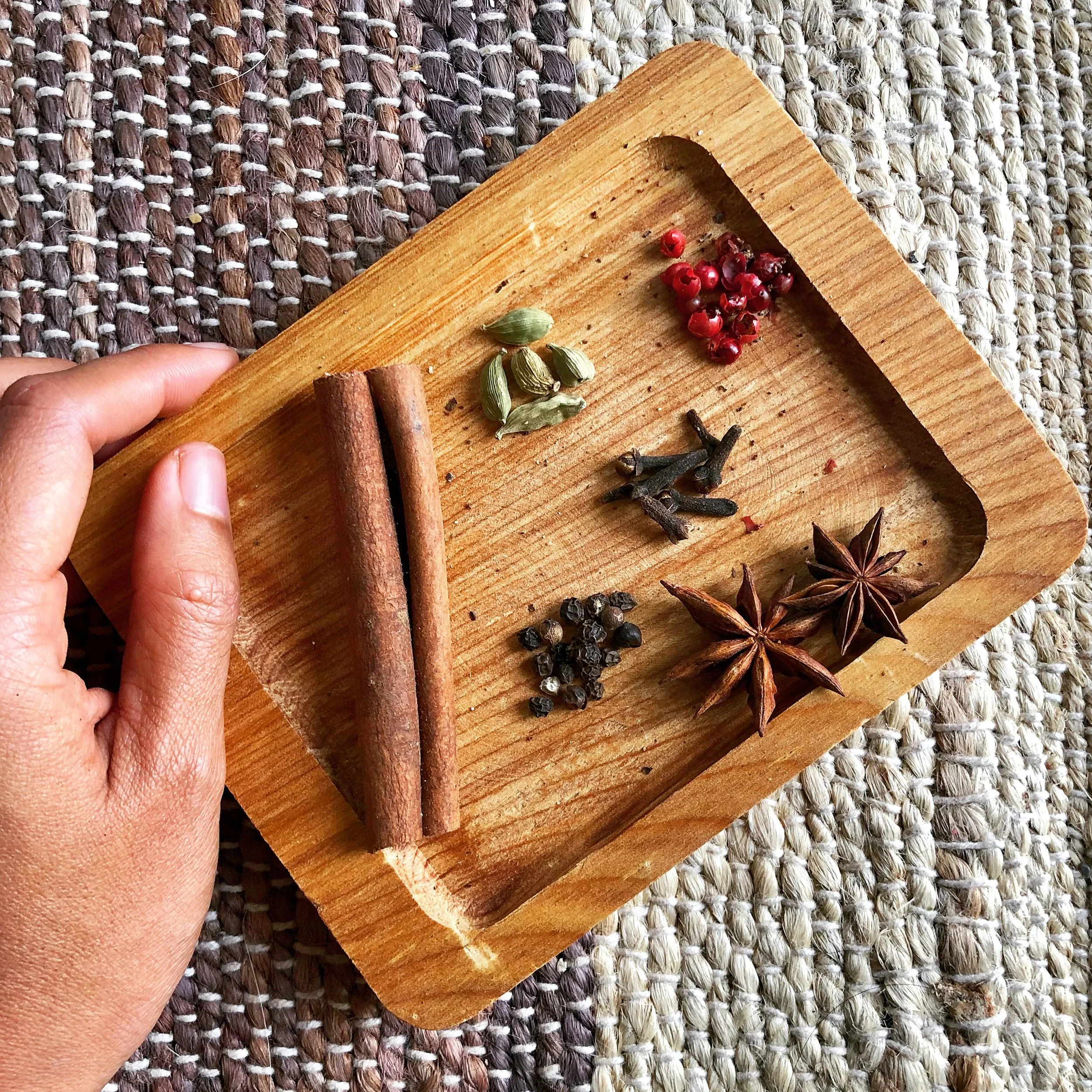 Discover Karma Café’s homemade chai latte in Oia, Santorini. Classic or vegan coconut chai with rich slow-cooked spices. 在聖托里尼伊亞 Oia Karma 咖啡館品嚐自製香料奶茶。クラマカフェイアの自家製チャイラテをサントリーニで体験。