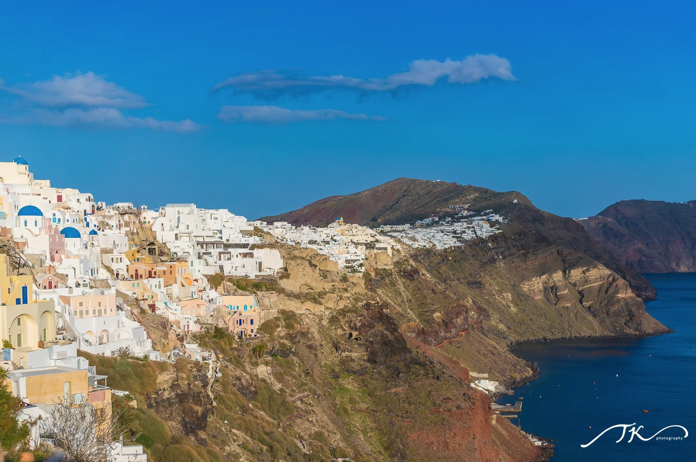 Explore Santorini’s sights like a local: Oia sunset, Fira village, blue domes | 像當地人一樣探索聖托里尼景點:伊亞夕陽、費拉村落、藍頂教堂 | 現地視点でサントリーニ島観光:イアの夕日、フィラの村、青いドーム