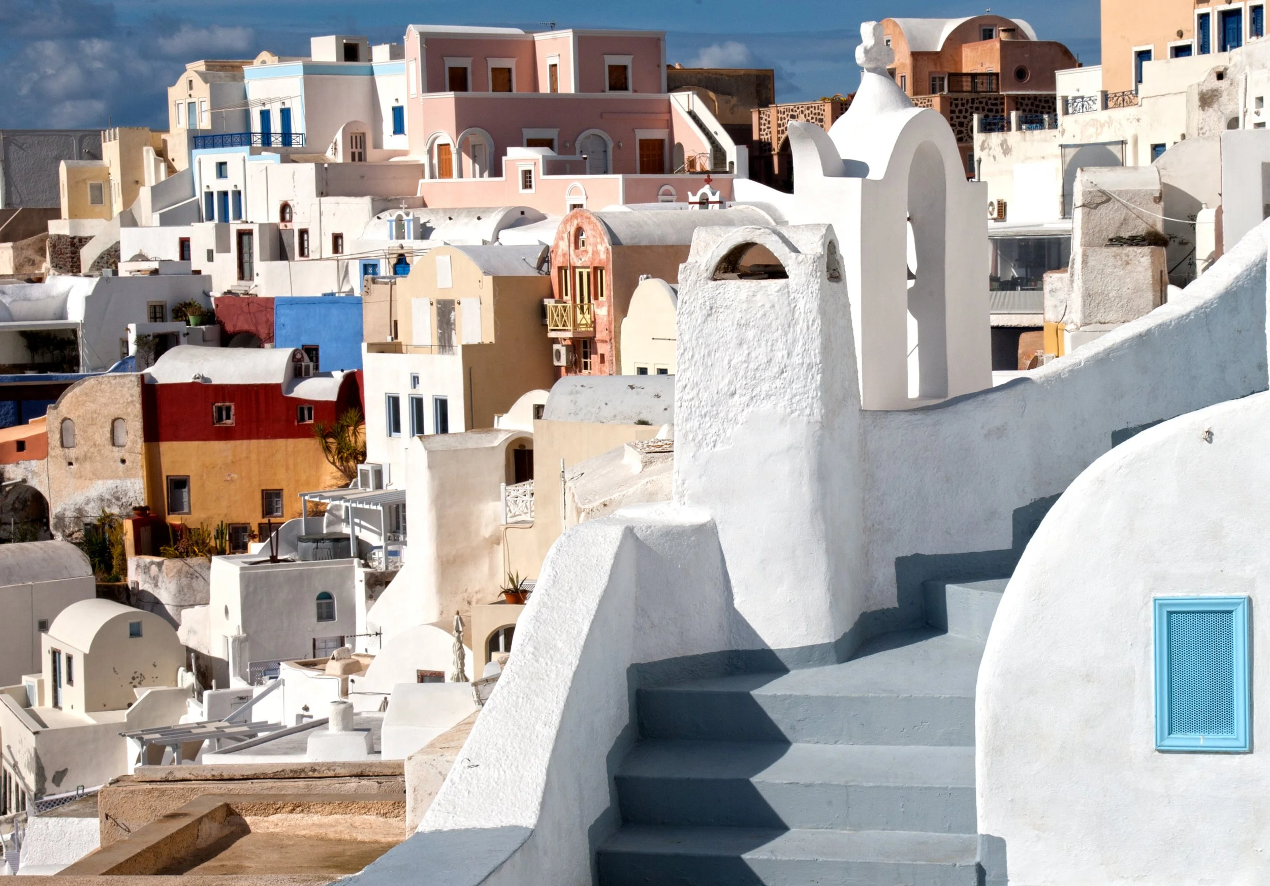 Amoudi Bay seaside tavernas and rocky inlet with fishermen boats — Santorini dining and seafood photo opportunity near Oia. Amoudi Bay 海濱小餐館與礁灣漁船 — Oia 附近 Santorini 海鮮用餐與拍攝點。