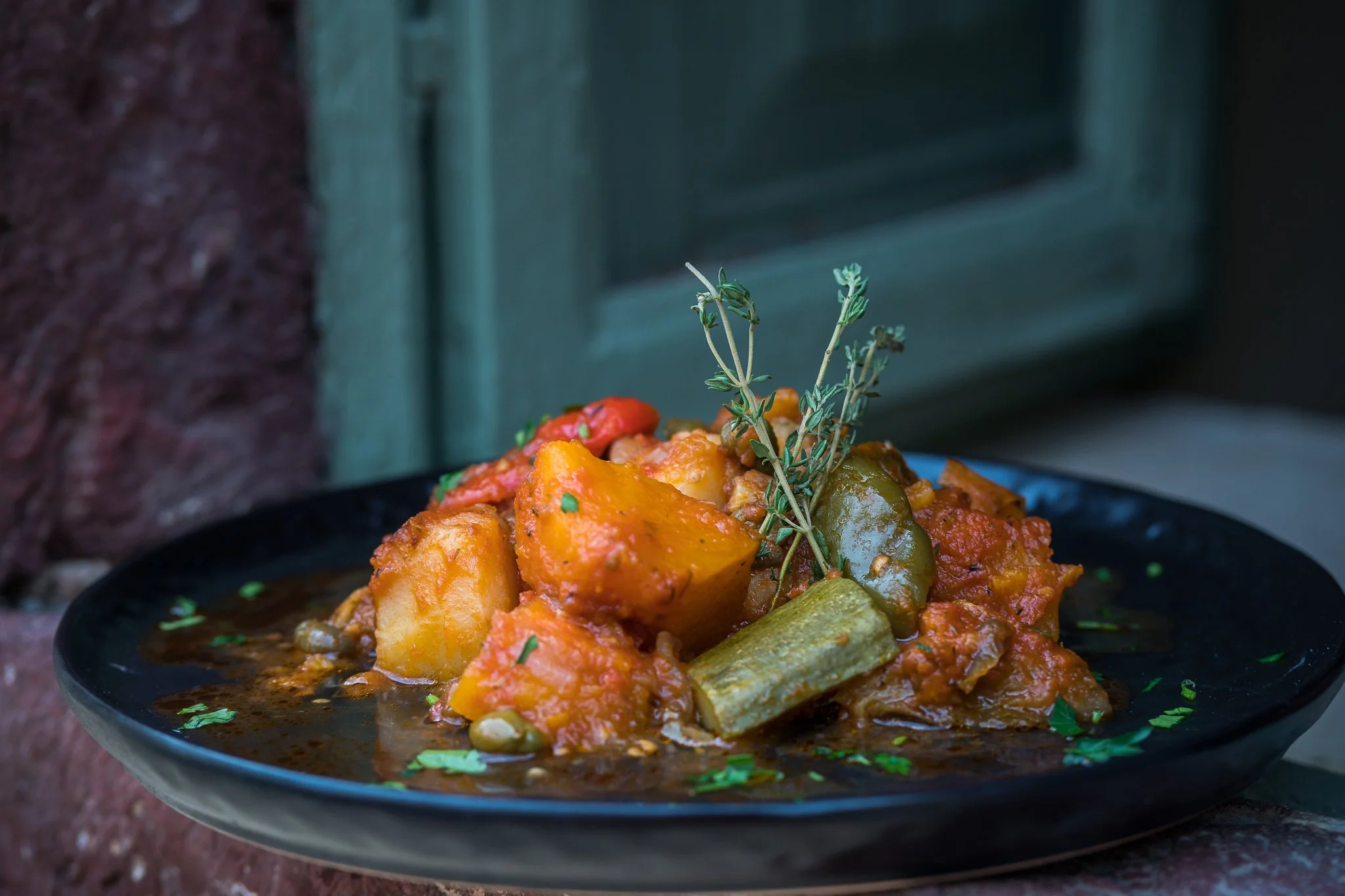 Savor a 3-course Greek meal for €25 at Karma Oia Santorini during Happy Hour 4–6 PM. Vegetarian & vegan-friendly. 在聖托里尼伊亞 Oia Karma 餐廳享受三道式希臘餐點 €25,素食可選。サントリーニ島イアKarmaで3コースディナー€25、ベジタリアン対応。