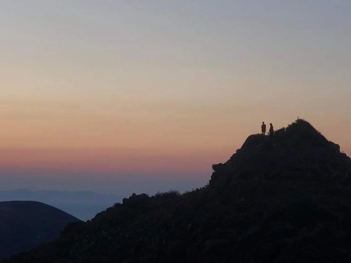 Discover breathtaking Santorini views: Oia sunset, Fira village, volcanic cliffs | 探索壯麗聖托里尼風景:伊亞夕陽、費拉村莊與火山峭壁 | サントリーニ島の絶景:イアの夕日、フィラの村、火山崖