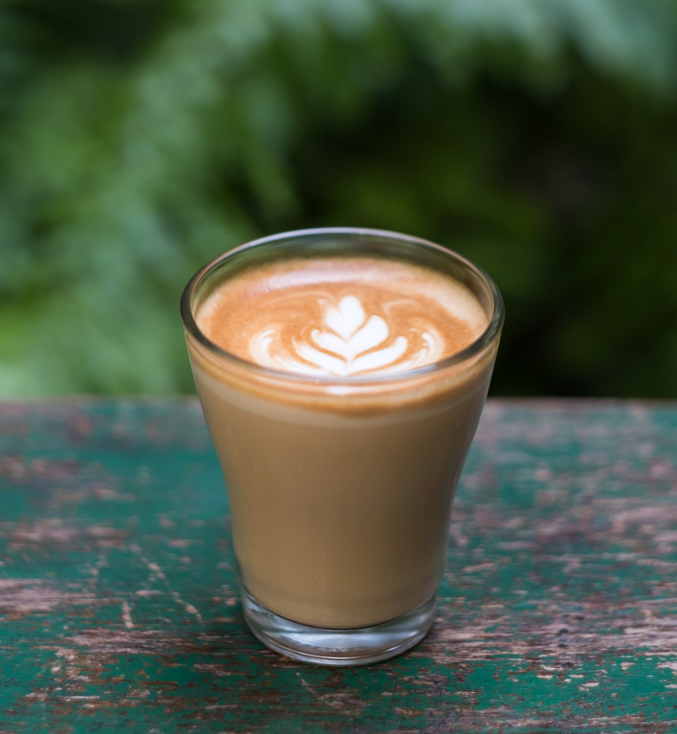 Enjoy the magic of homemade chai latte at Karma Café Oia, Santorini. Classic and vegan coconut options available. 在聖托里尼伊亞 Oia Karma 咖啡館享用自製香料奶茶。サントリーニ島イアのクラマカフェでクラシック&ヴィーガンチャイを楽しむ。