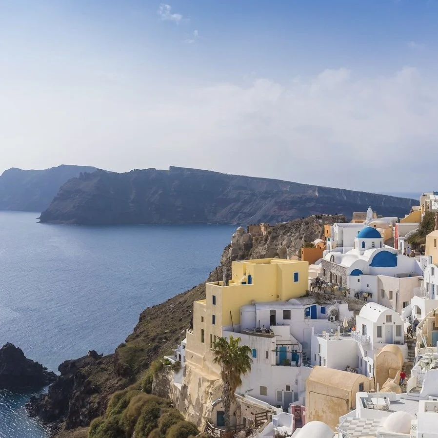 Σαντορίνη Οία γαλάζιοι τρούλοι και ηλιοβασίλεμα – Γκαλερί τέχνης με 250 έργα από τοπικούς καλλιτέχνες, ιδανικά για διακόσμηση τοίχου.